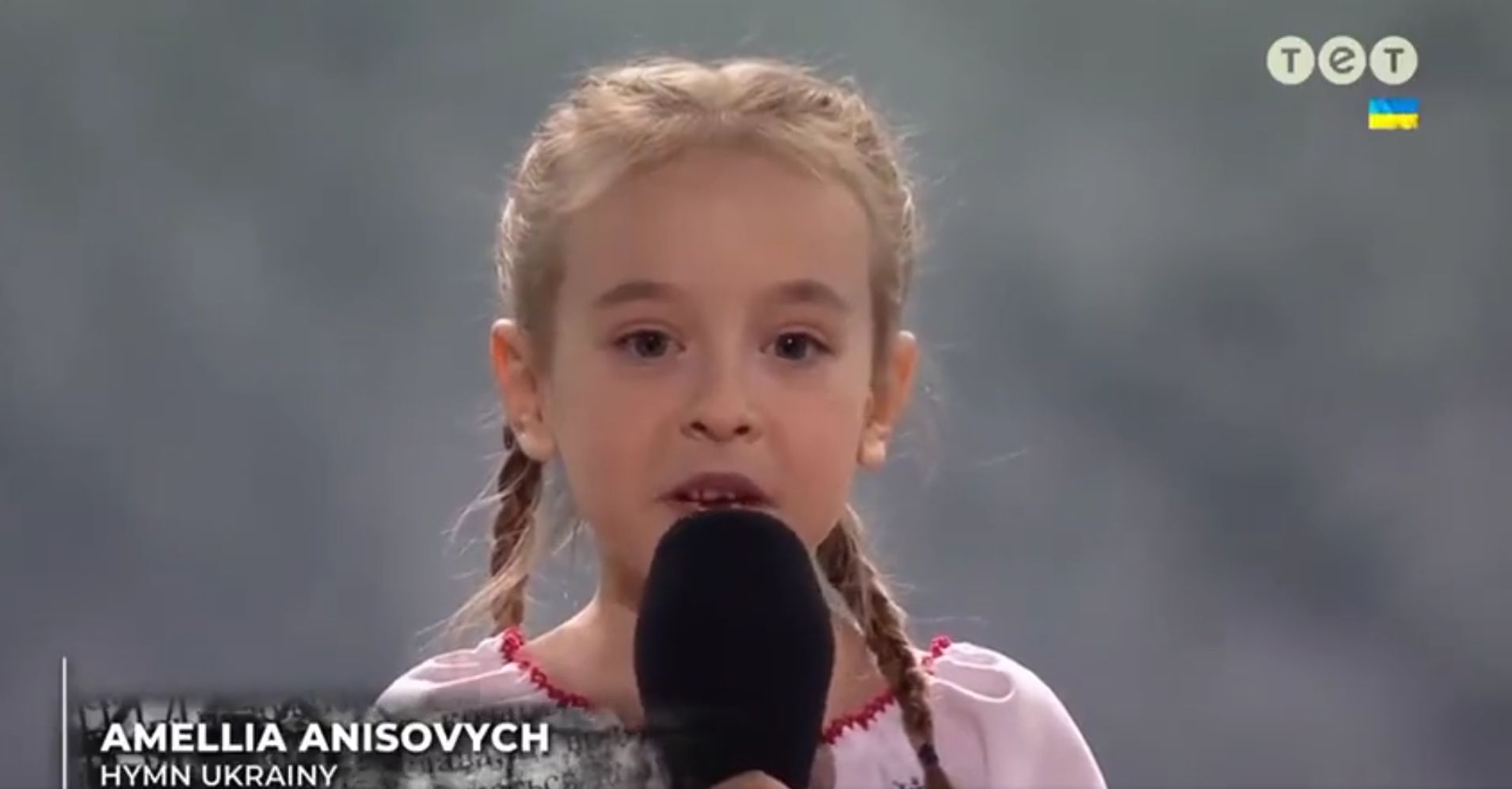 La petite Amelia a chanté l'hymne ukrainien dans un stade de Pologne pour un événement