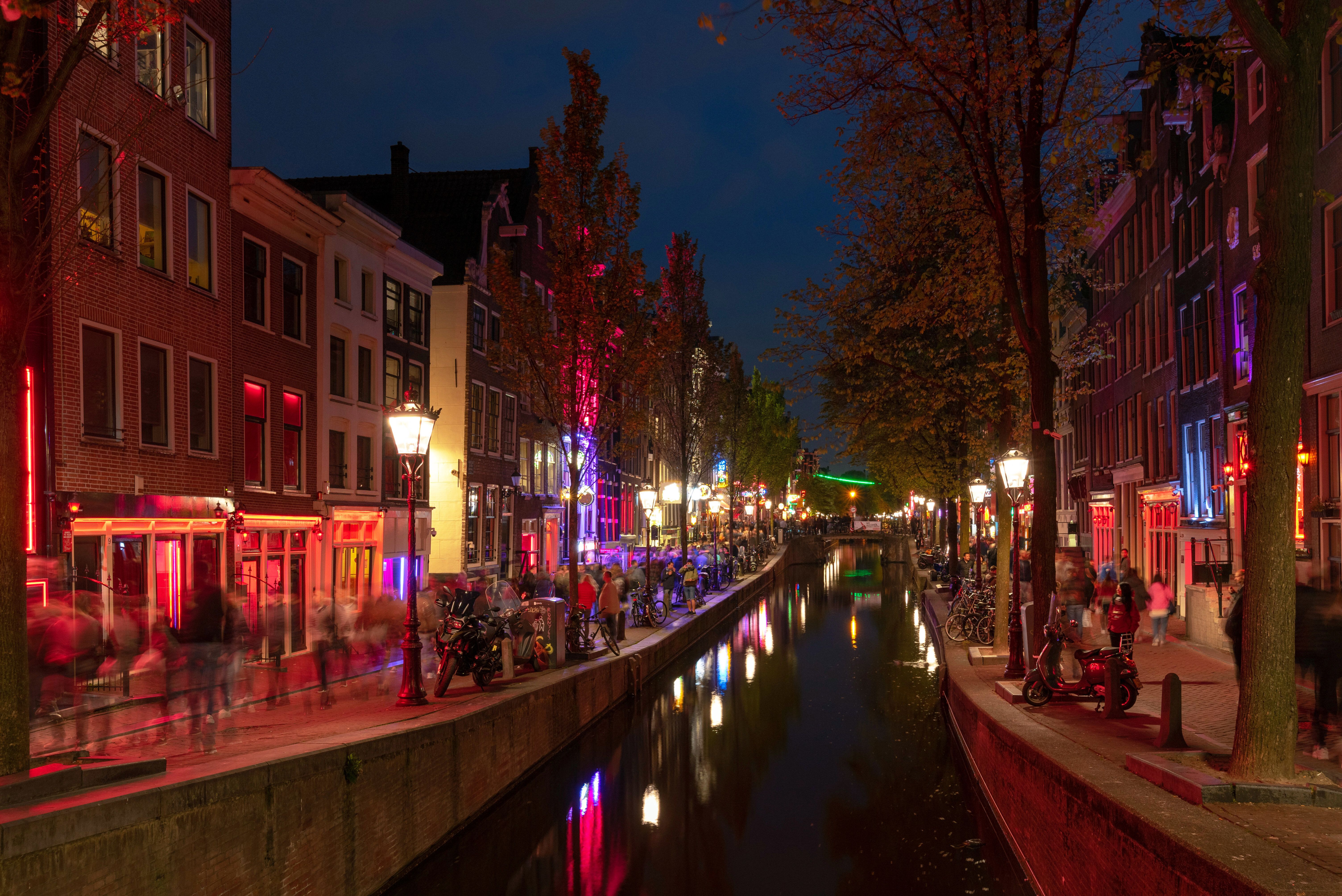 Un canal du Quartier Rouge d'Amsterdam, aux Pays-Bas. (photo