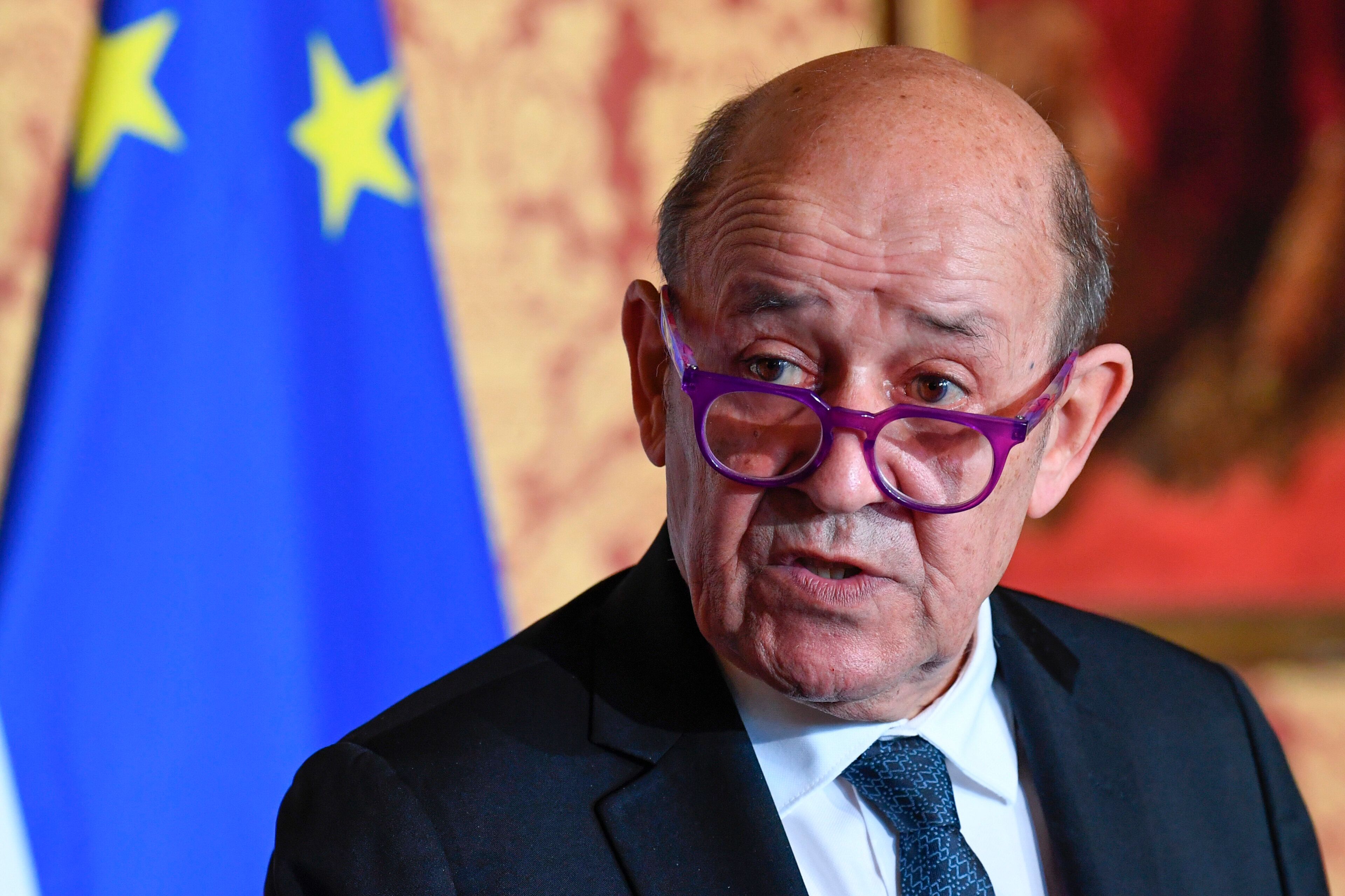 Le ministre des Affaires étrangères Jean-Yves Le Drian dénonce le bombardement de Kramatorsk,...