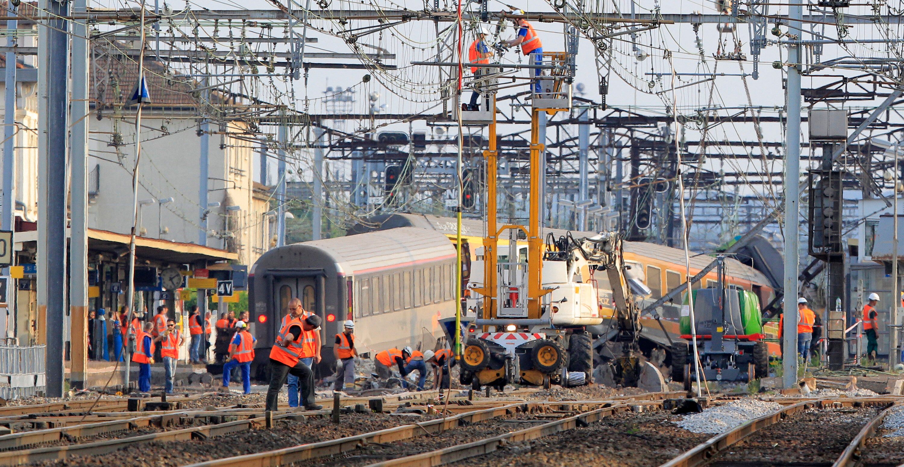 Des employés de la SNCF et des secours à la gare de Brétigny-sur-Orge après...