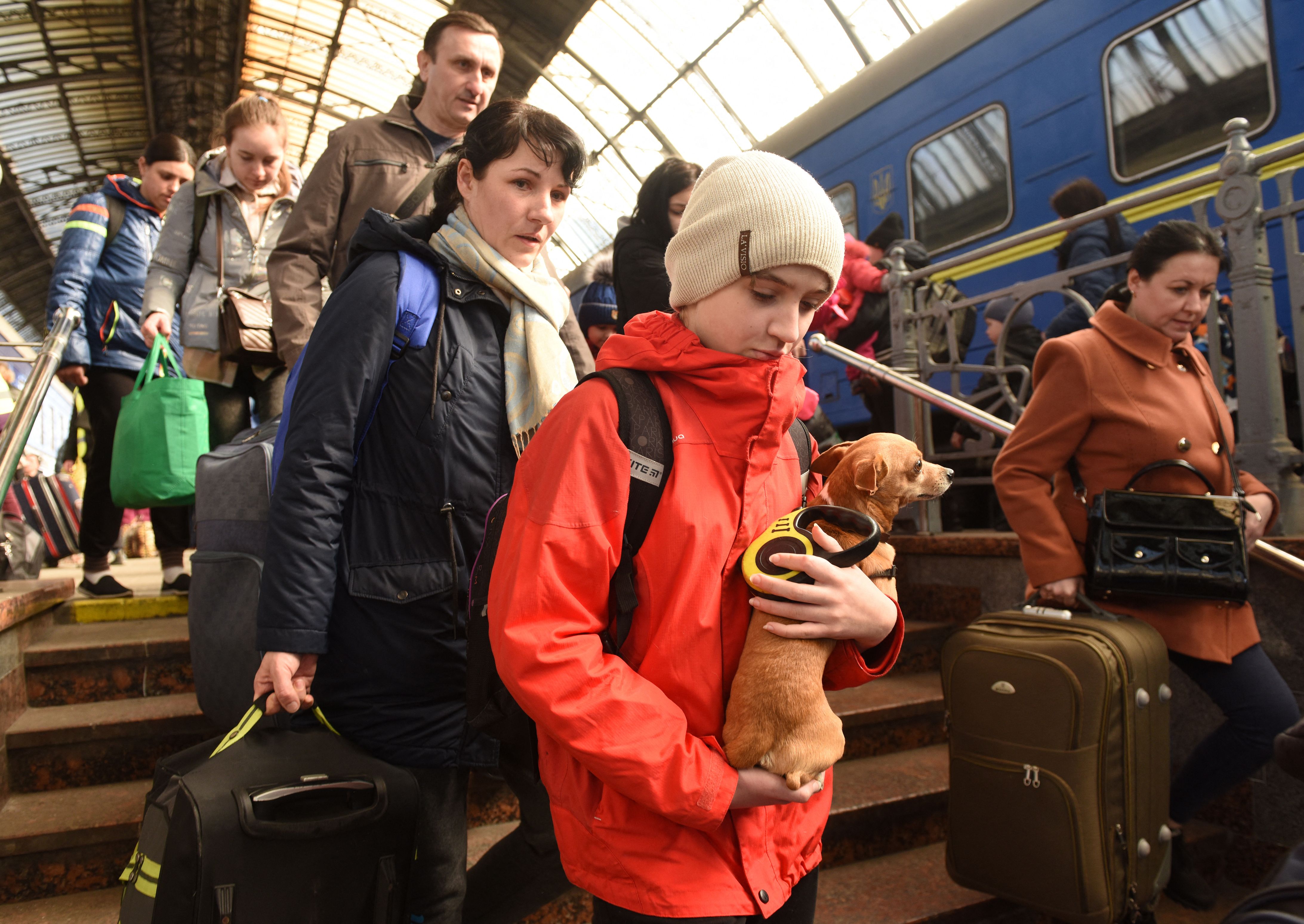 Des Ukrainiens évacués de la ville de Dnipro marchant dans la gare de Lviv, en Ukraine,...