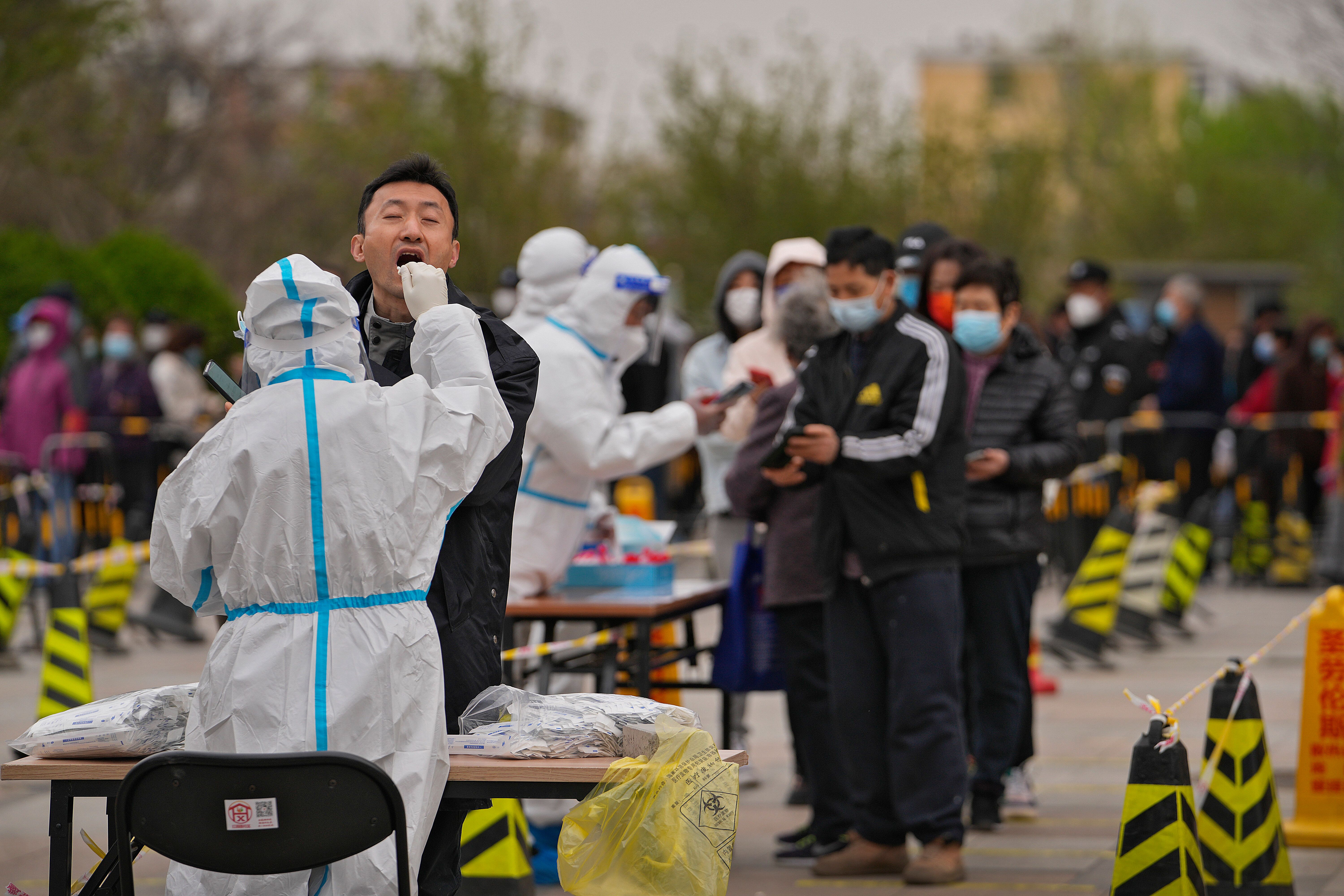 Un centre de dépistage en plein air à Pékin, le 6 avril