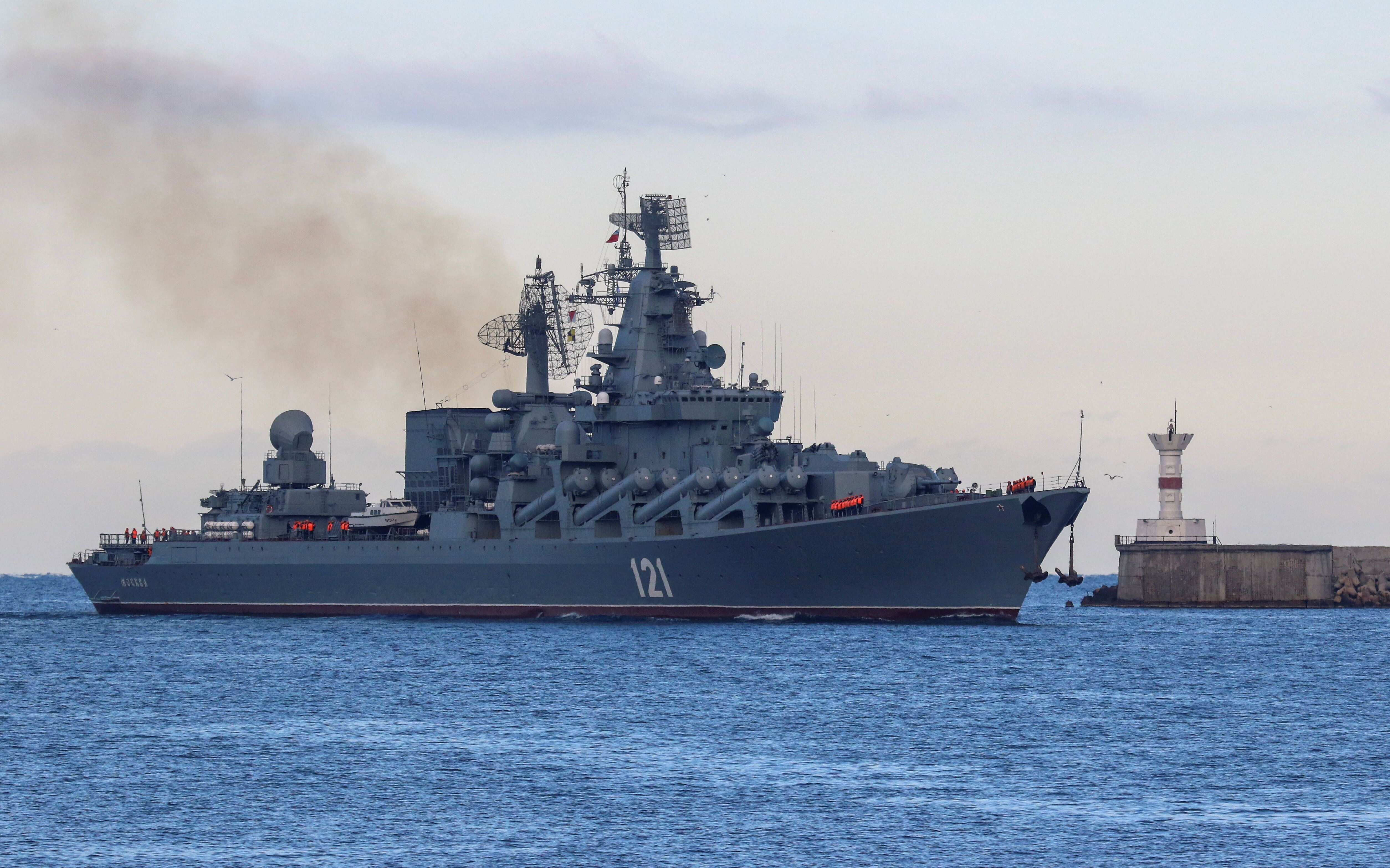 Le croiseur lance-missiles de la marine russe Moskva, rentrant dans le port de Sébastopol, en...