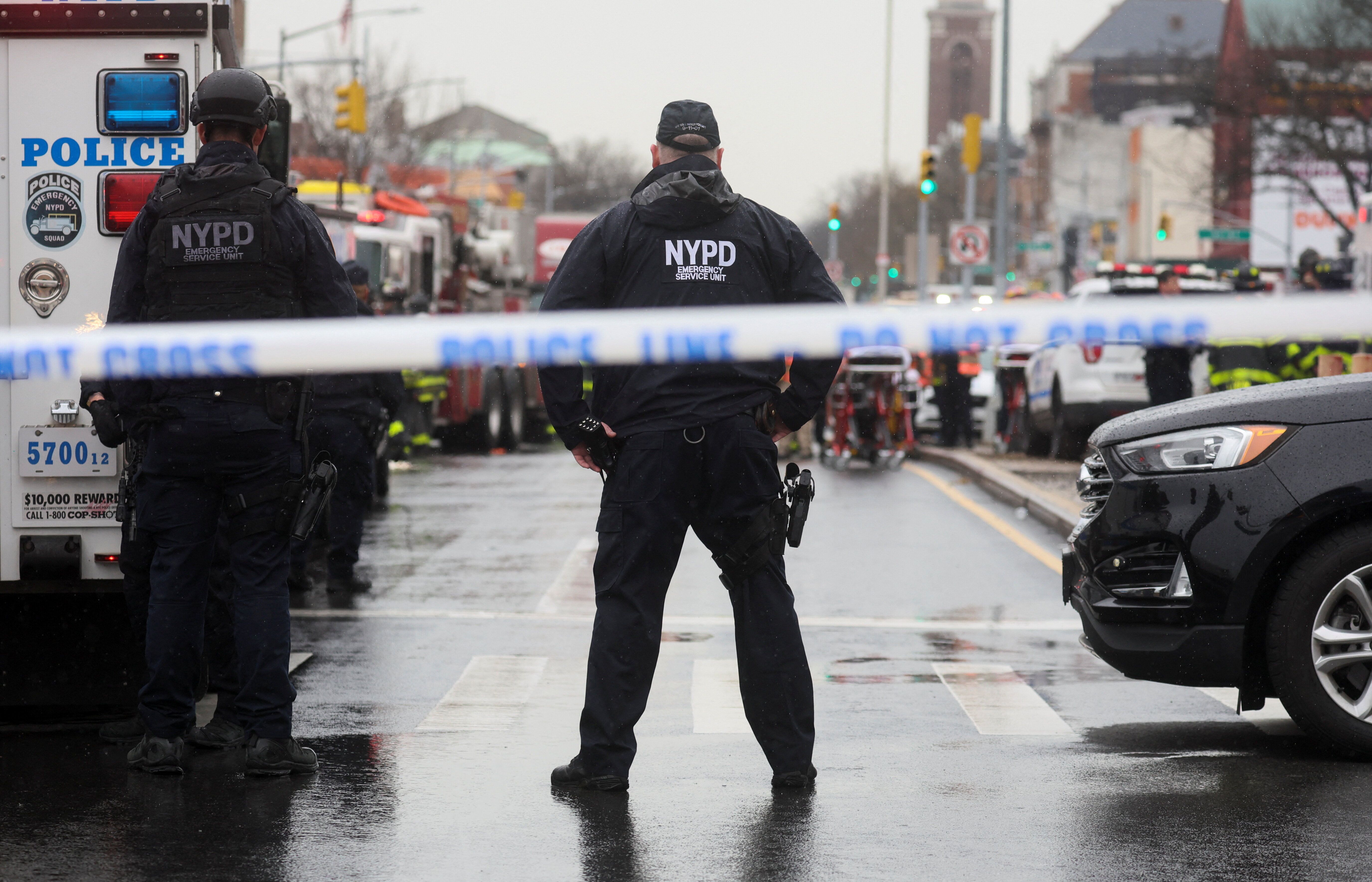 Après la fusillade dans le métro de New York, la police à la poursuite du tireur...