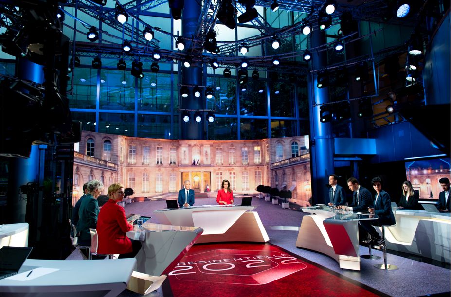 Gilles Bouleau et Anne-Claire Coudray sur le plateau de TF1 au second tour de la présidentielle, le dimanche...
