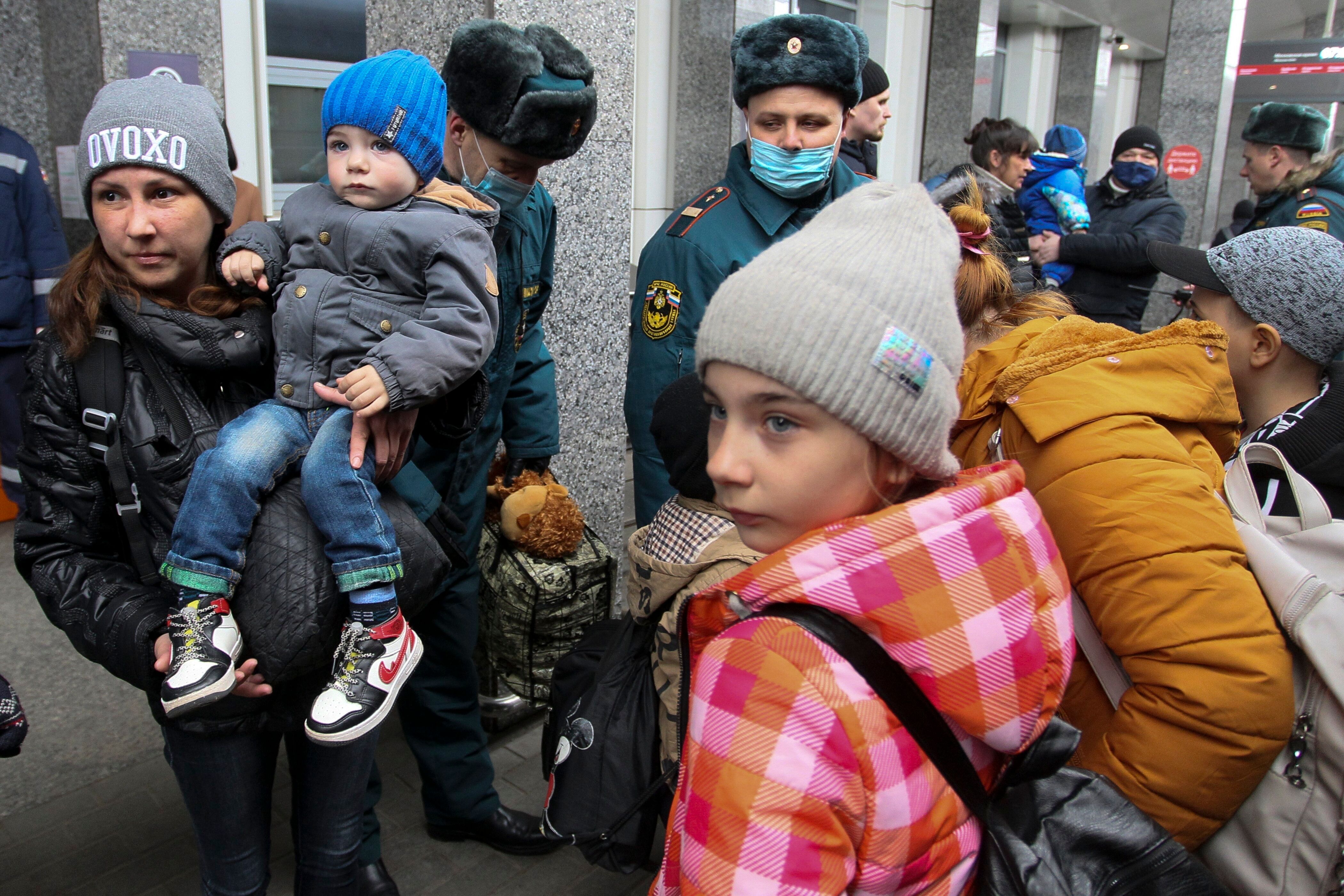 Des personnes venant des régions de Donetsk et Lougansk prenant le train pour la région...