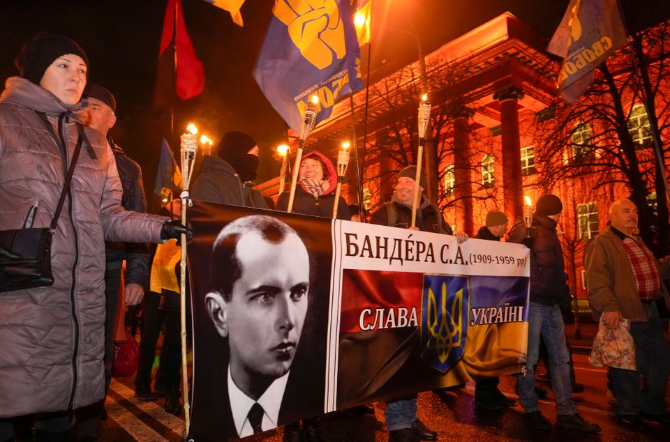 (Photo d'une manifestation en l'honneur de Stepan Bandera en Ukraine le 1er janvier 2022 à Kiev...