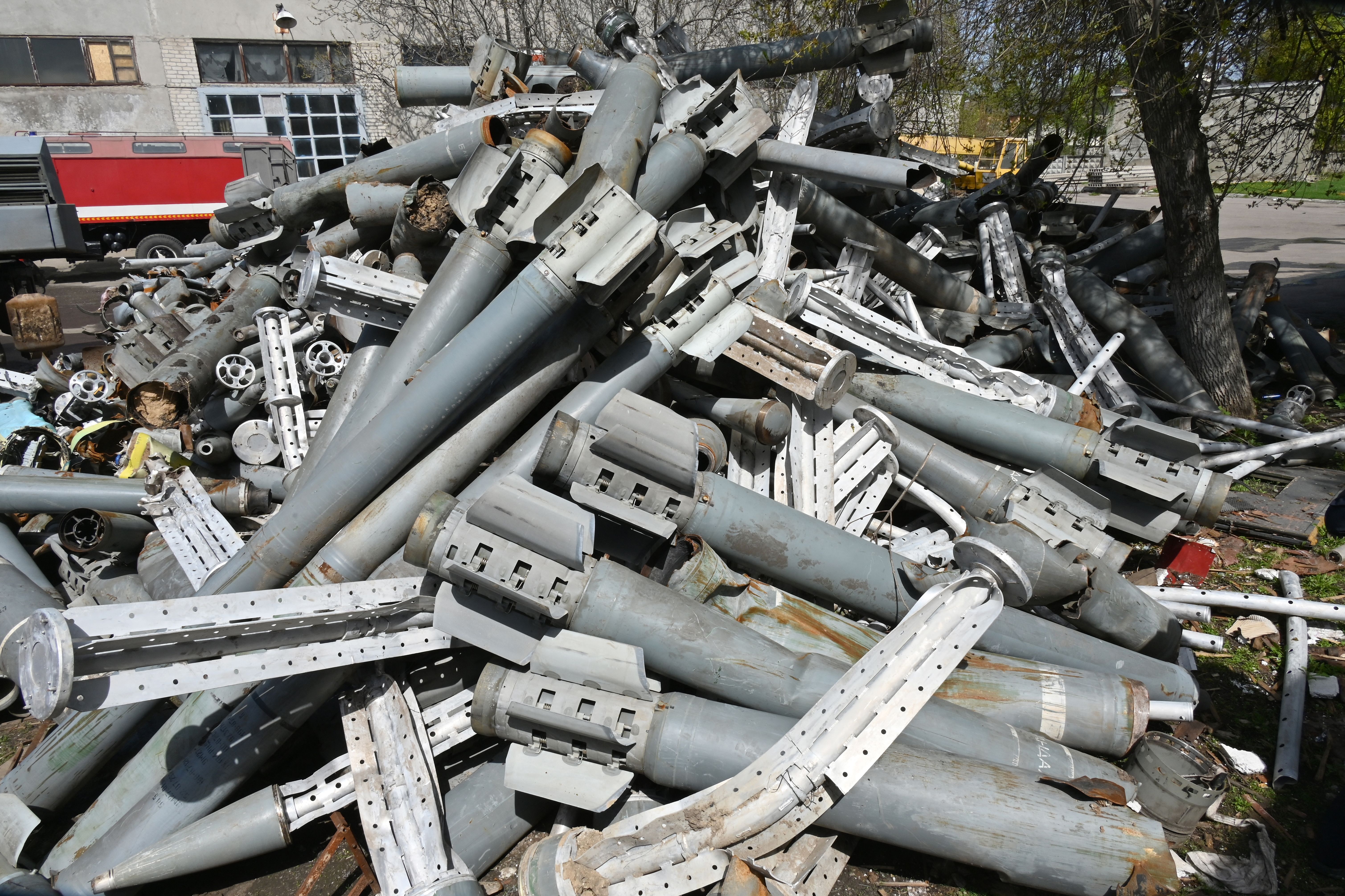Une photographie prise le 25 avril montre un tas de restes de missiles, collectés par des membres...