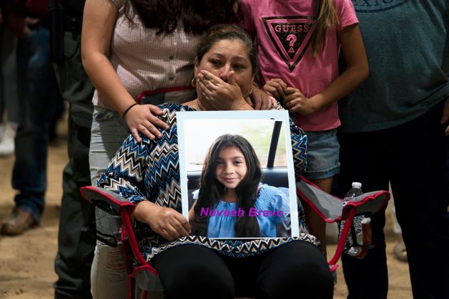 Esmeralda Bravo avec une photo de sa petite-fille Nevaeh, tuée à l'école d'Uvalde...