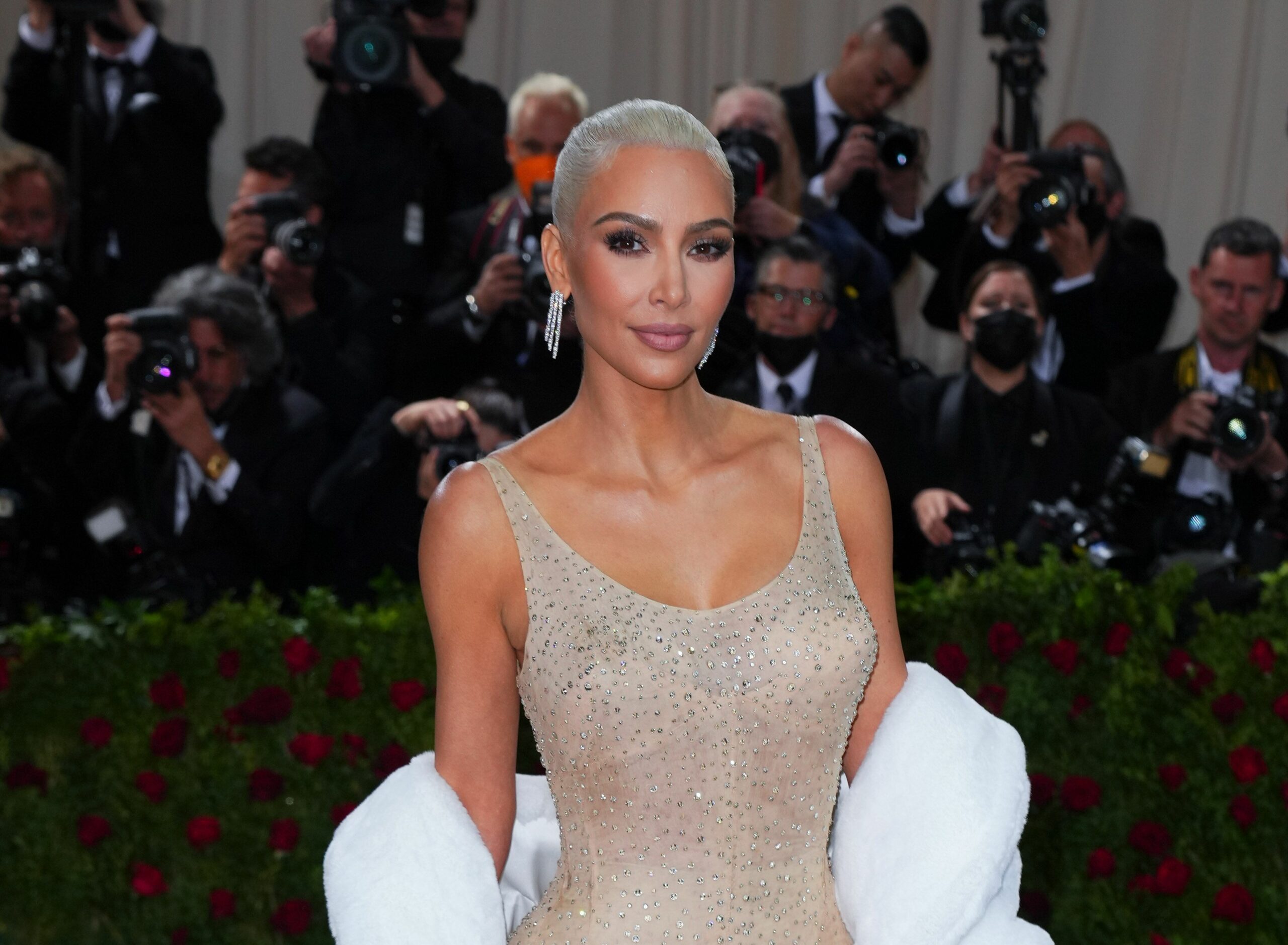 Au Met Gala, Kim Kardashian a porté une robe de Marilyn Monroe et cétait tout un travail