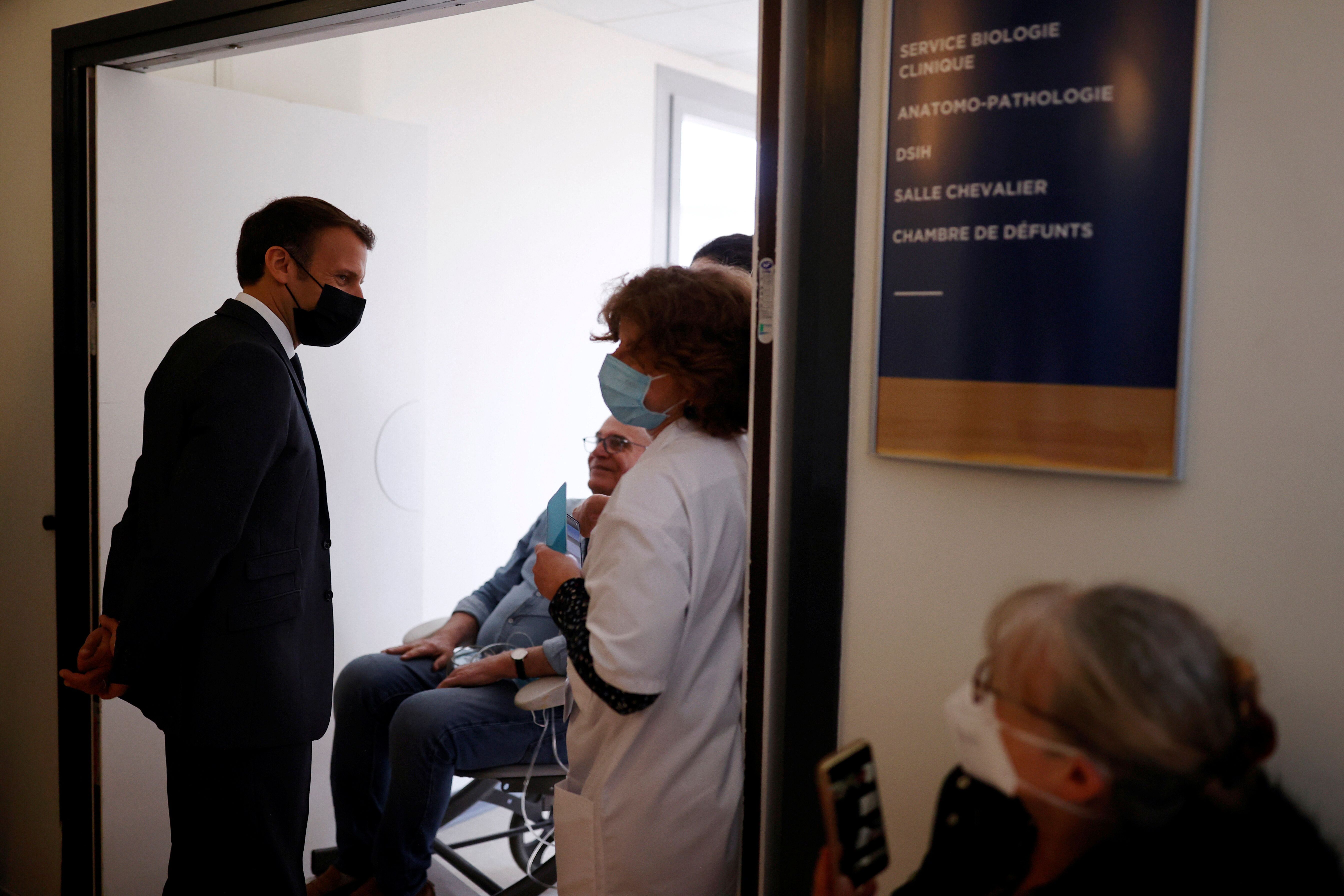 Macron se rend au chevet du centre hospitalier de Cherbourg pour parler des urgences (Photo d'Emmanuel...