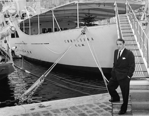 Le magnat grec Aristote Onassis (1906-1975) devant le pont du Christina O, au milieu des années
