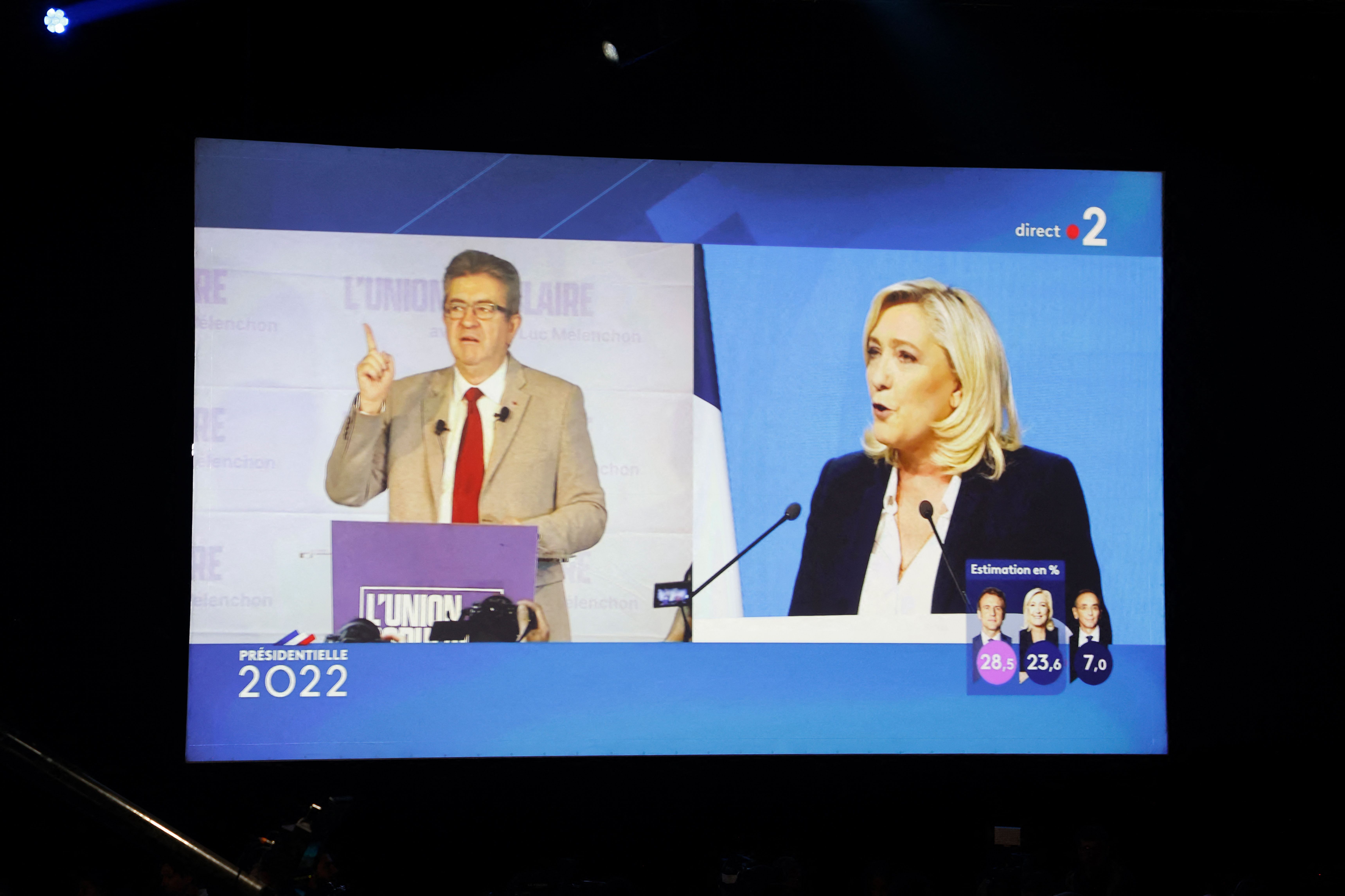 Jean-Luc Mélenchon et Marine Le Pen sur les écrans de télévisions du QG d'En Marche après le premier