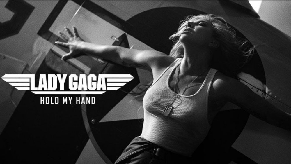 Lady Gaga pose devant l'avion de Pete “Maverick
