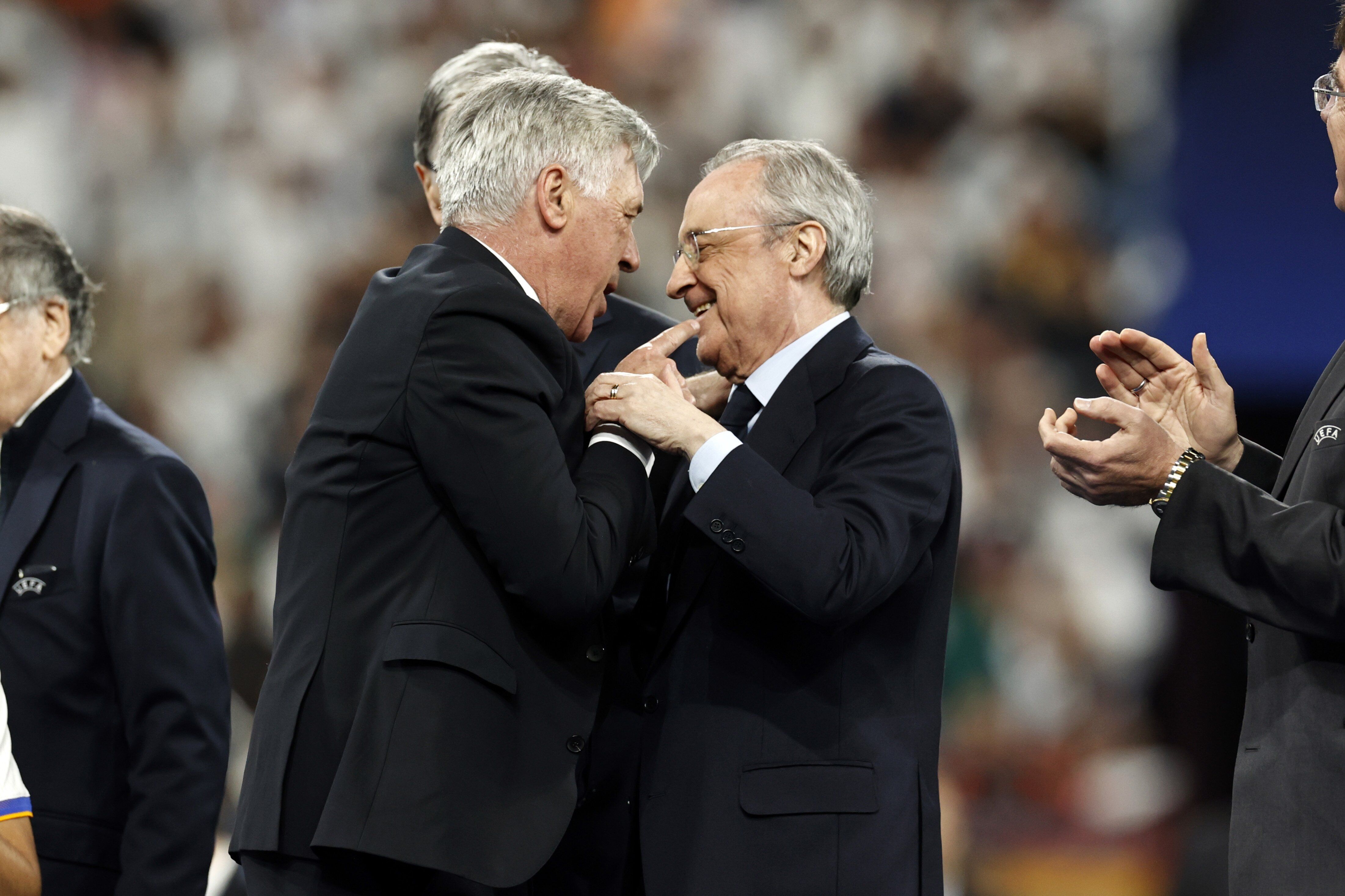L'entraîneur du Real Madrid Carlo Ancelotti et le président du club Florentino Perez ont...