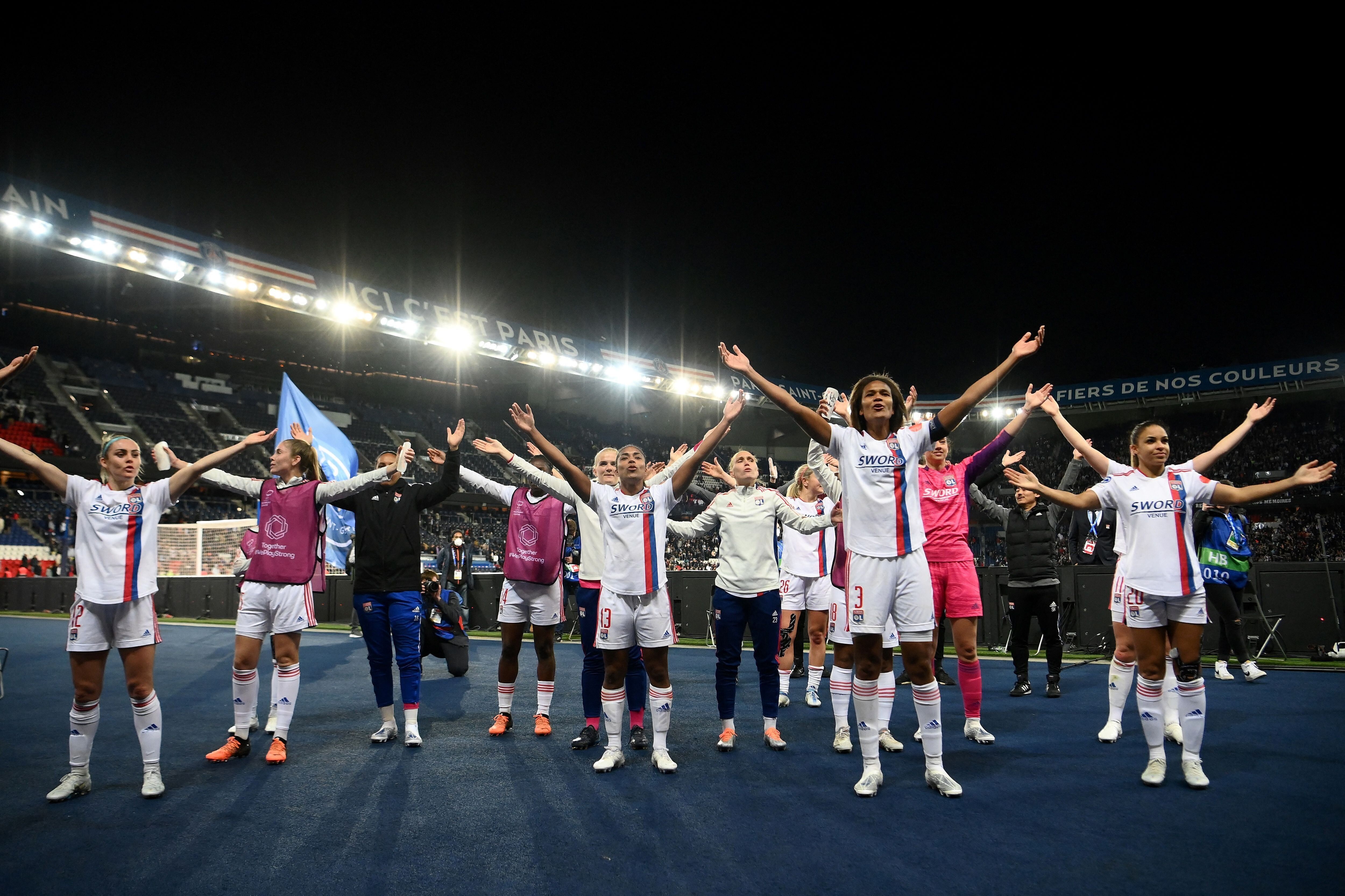 Les joueuses de Lyon célèbrent avec leurs supporters leur qualification en finale de Ligue...