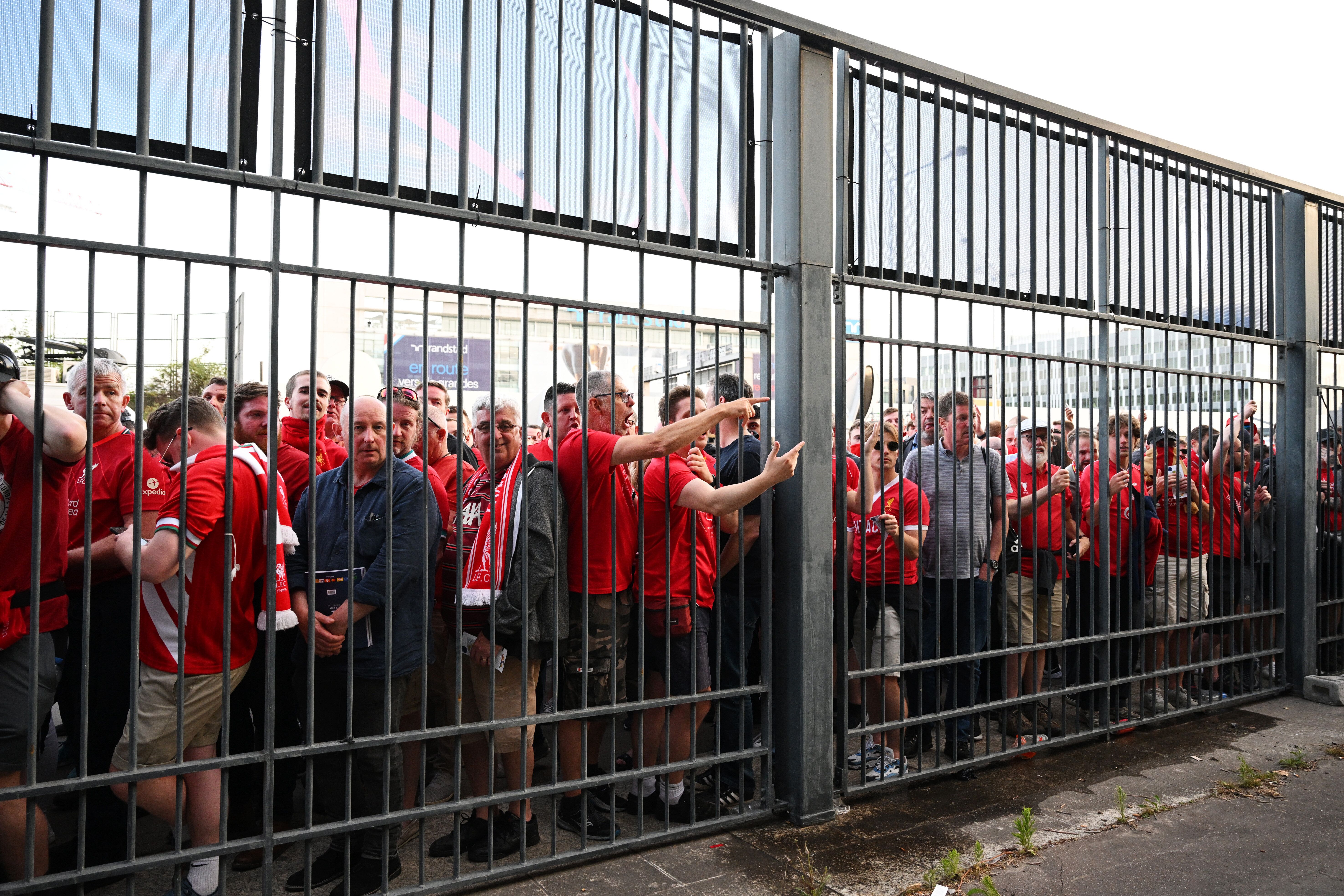 Des supporters de Liverpool attendant d'entrer dans le Stade de France pour la finale de la Ligue des...