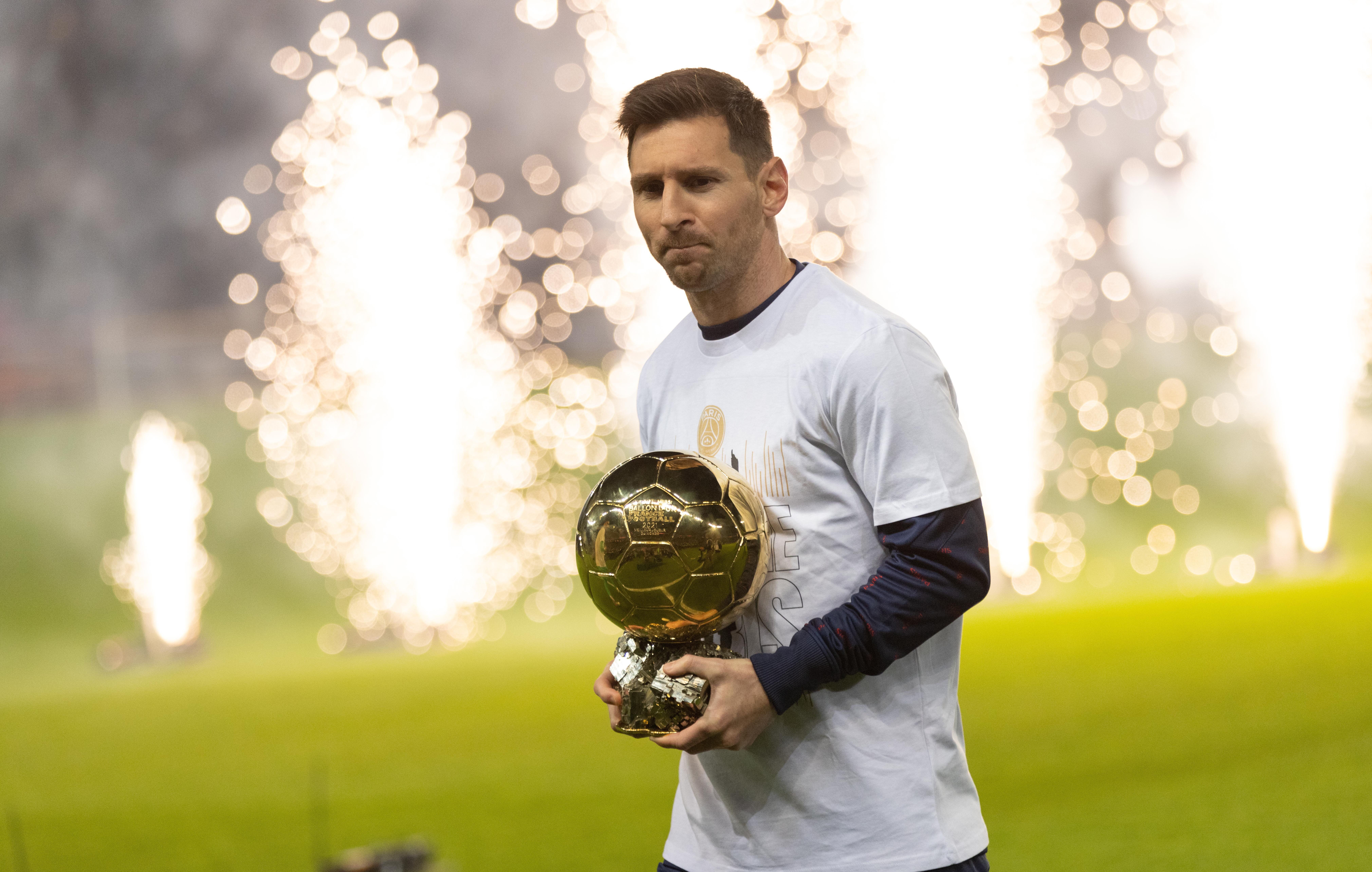 Pour Messi, Benzema mérite le Ballon d'Or (Messi et son Ballon d'Or en décembre 2021. Par...