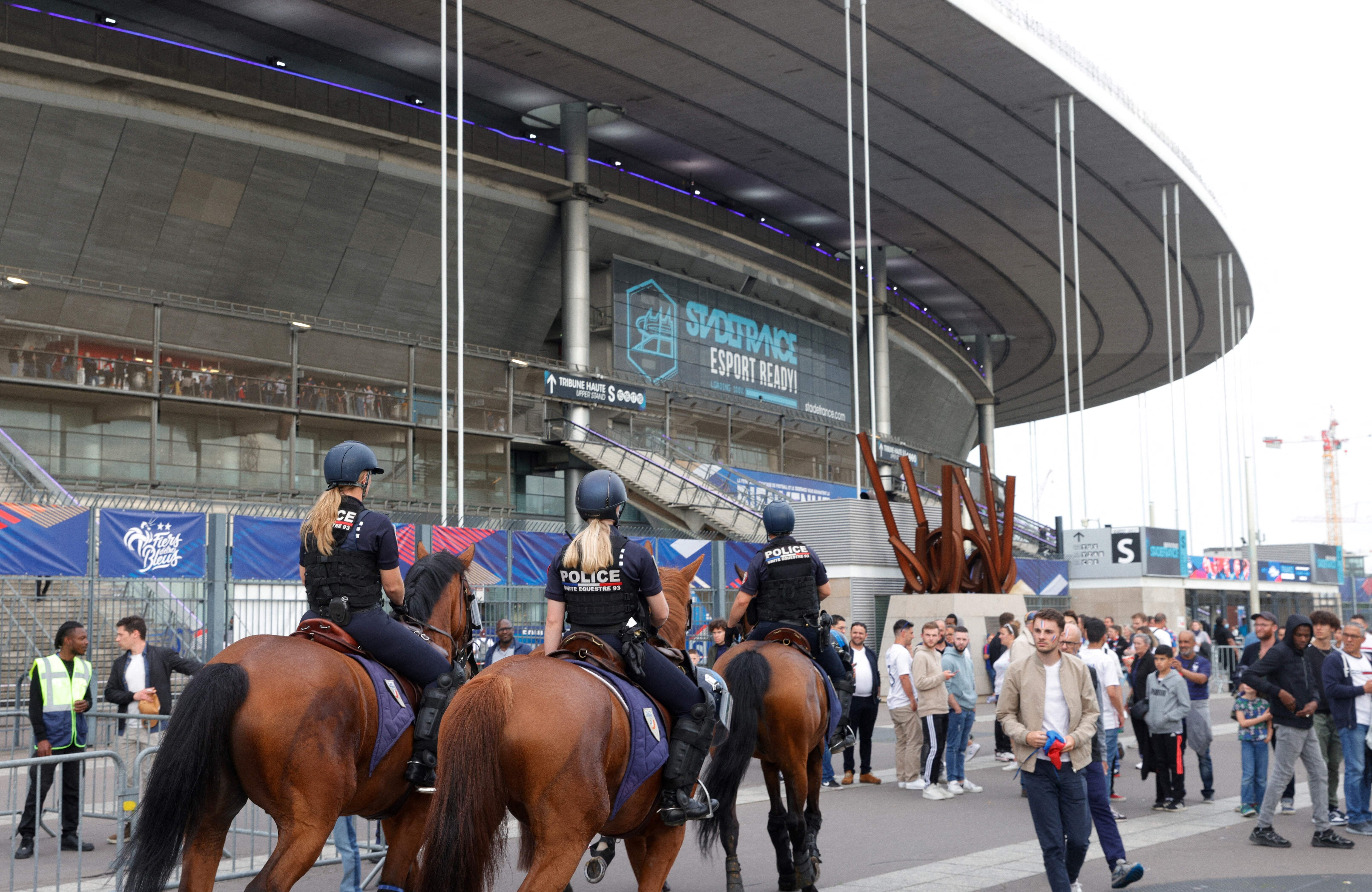 Une patrouille de la police montée devant le Stade de France, avant le match France-Danemark,...