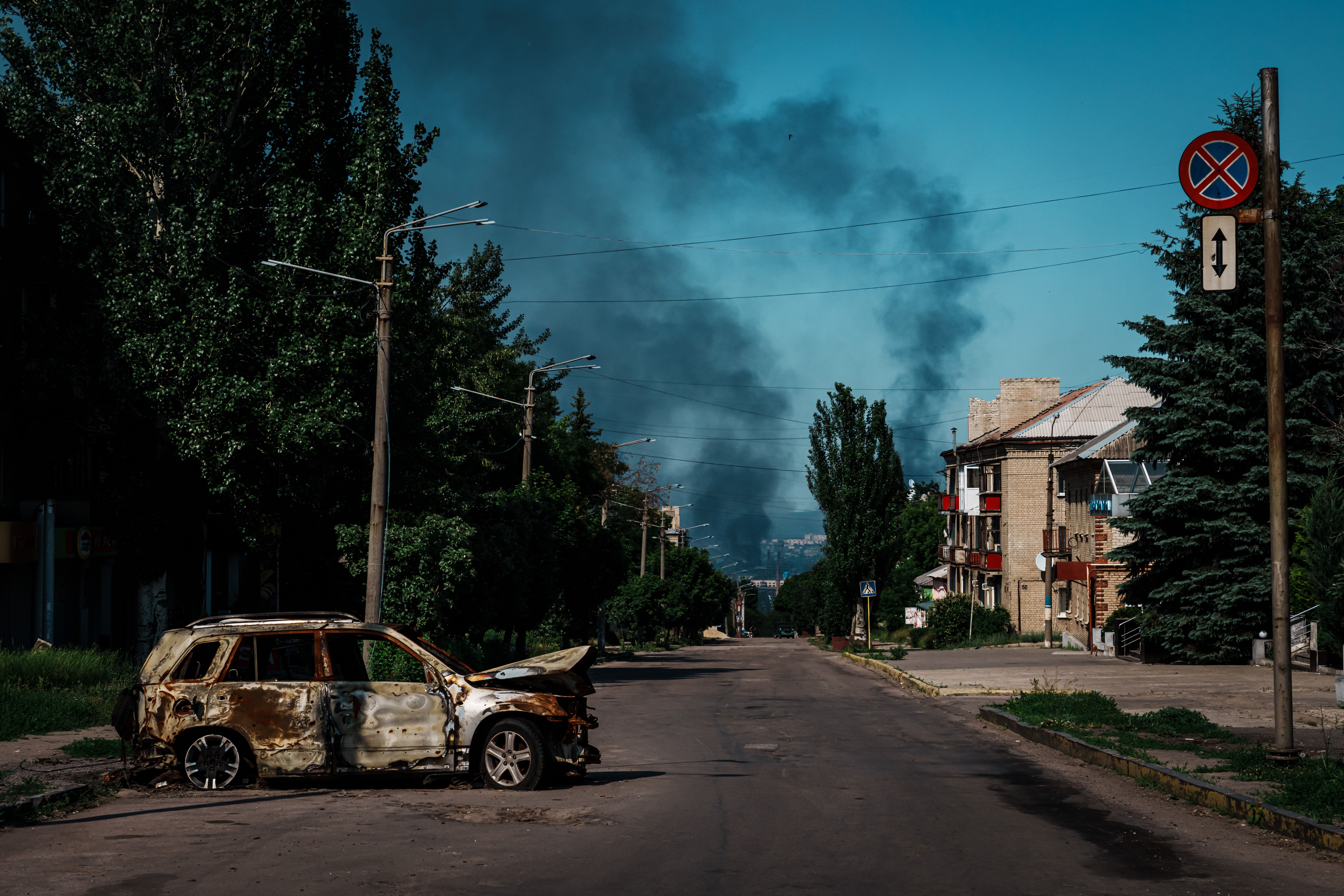 Une vue des colonnes de fumée provenant de Severodonetsk depuis la ville de Lysychansk, le 10...