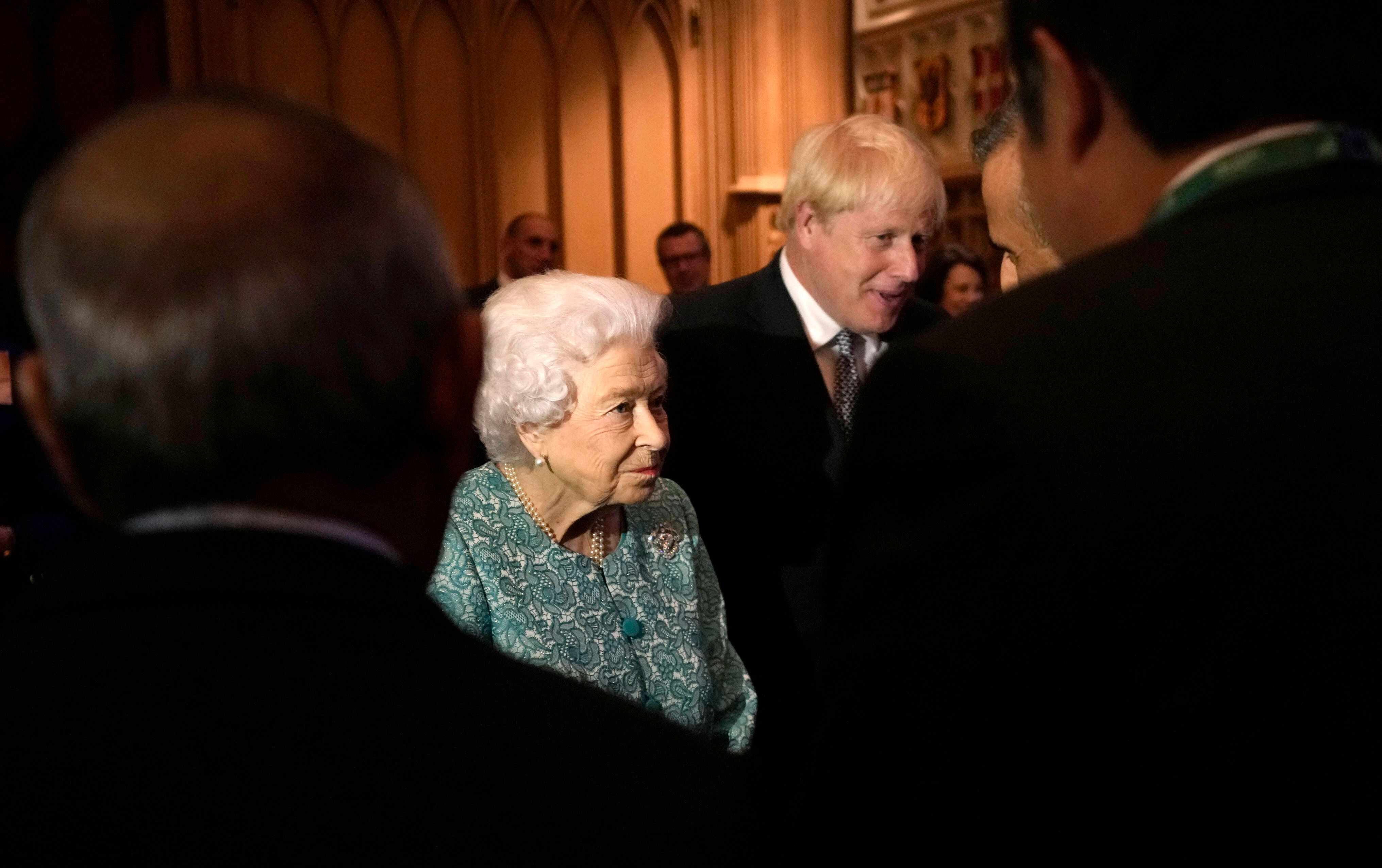 La reine Elizabeth et le Premier ministre Boris Johnson, dont les jours sont peut-être comptés...
