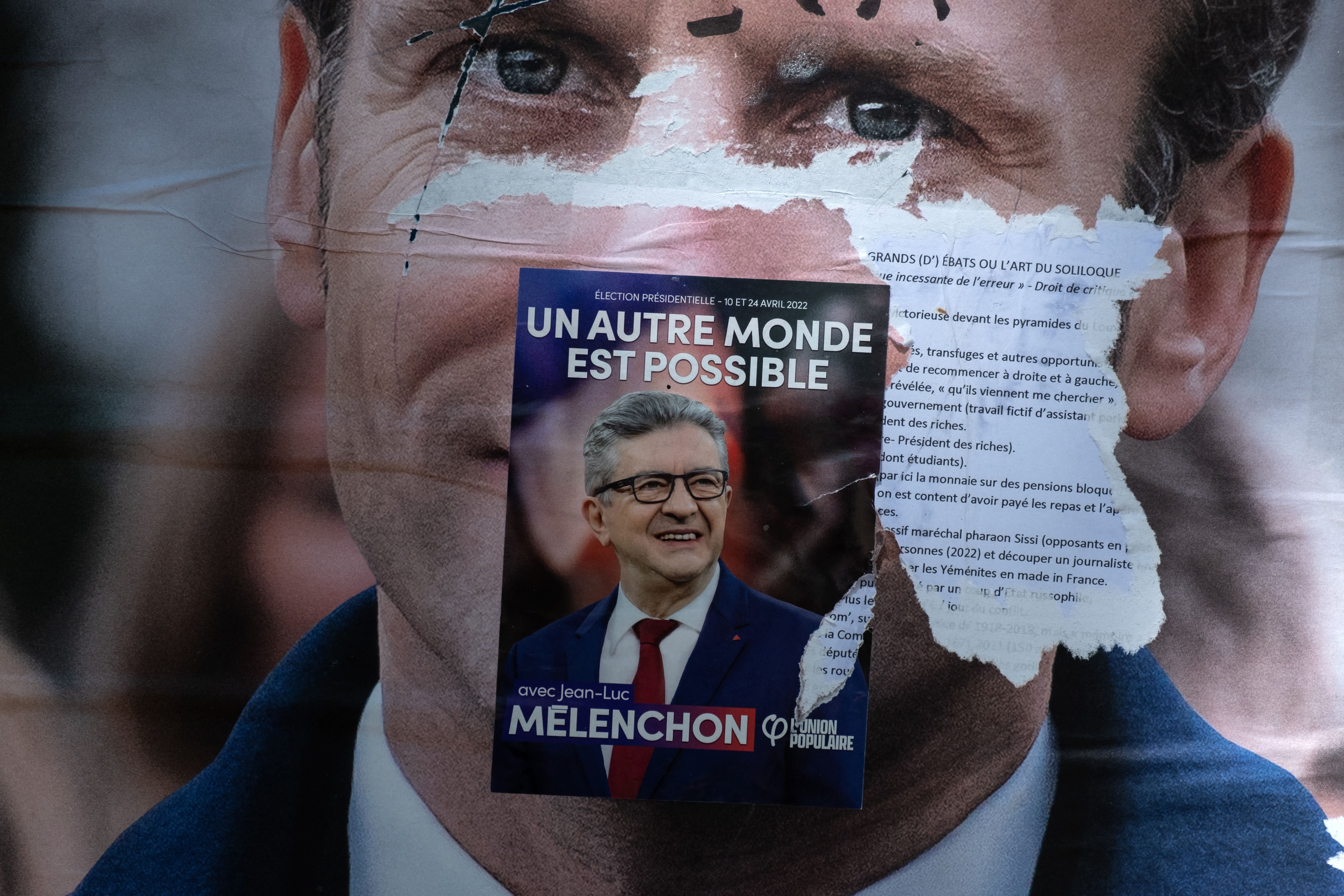 Les affiches d'Emmanuel Macron et Jean-Luc Mélenchon, le 17 avril 2022 à