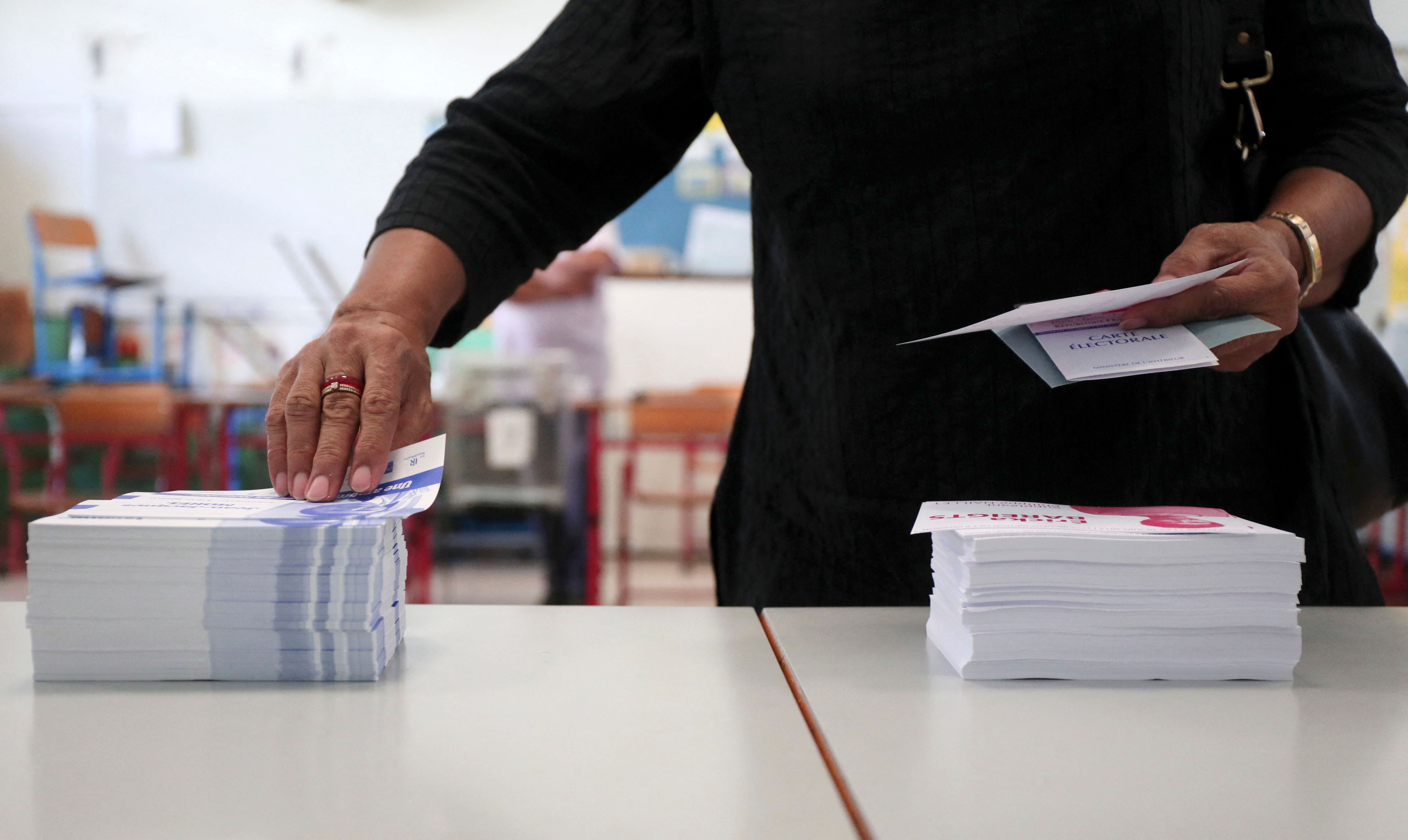 Un bureau de vote à Saint-Denis-de-la-Réunion, sur l'île française d'outre-mer de la Réunion, le 18 juin...