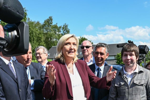 Marine Le Pen, ici lors d'une visite à Omecourt (Hauts-de-France), le 1er juin