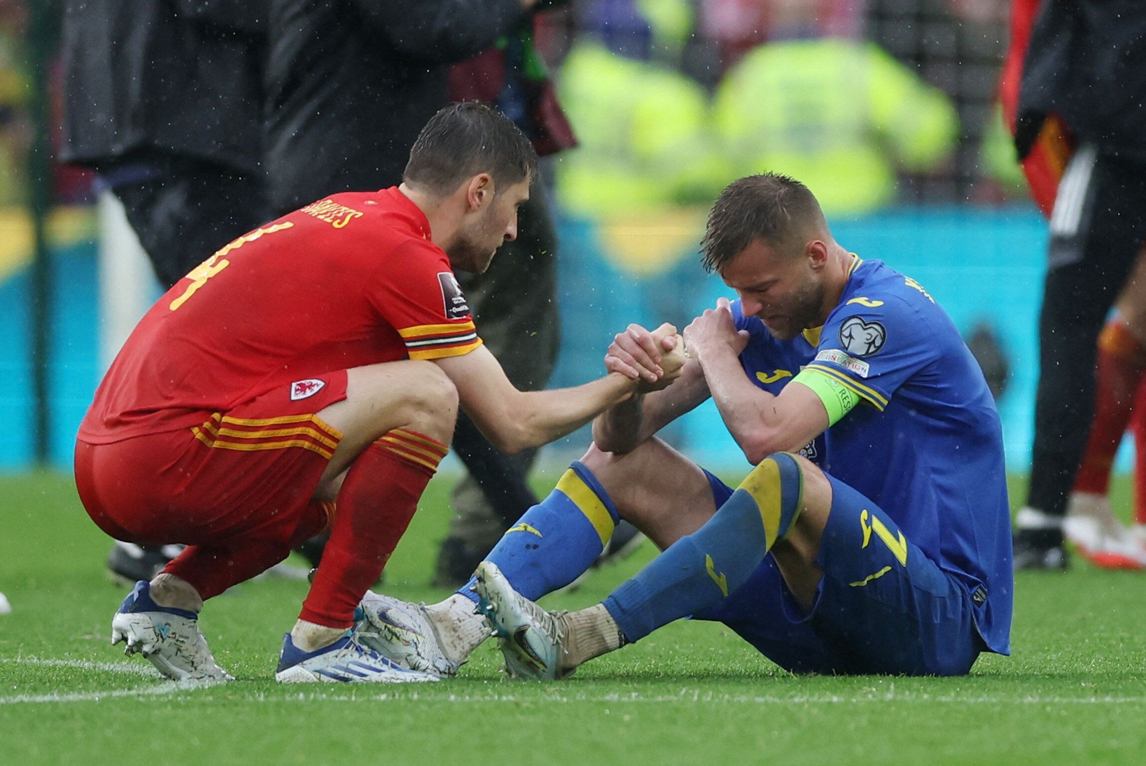 Ben Davies console le joueur ukrainien  Andriy Yarmolenko, le 5 juin