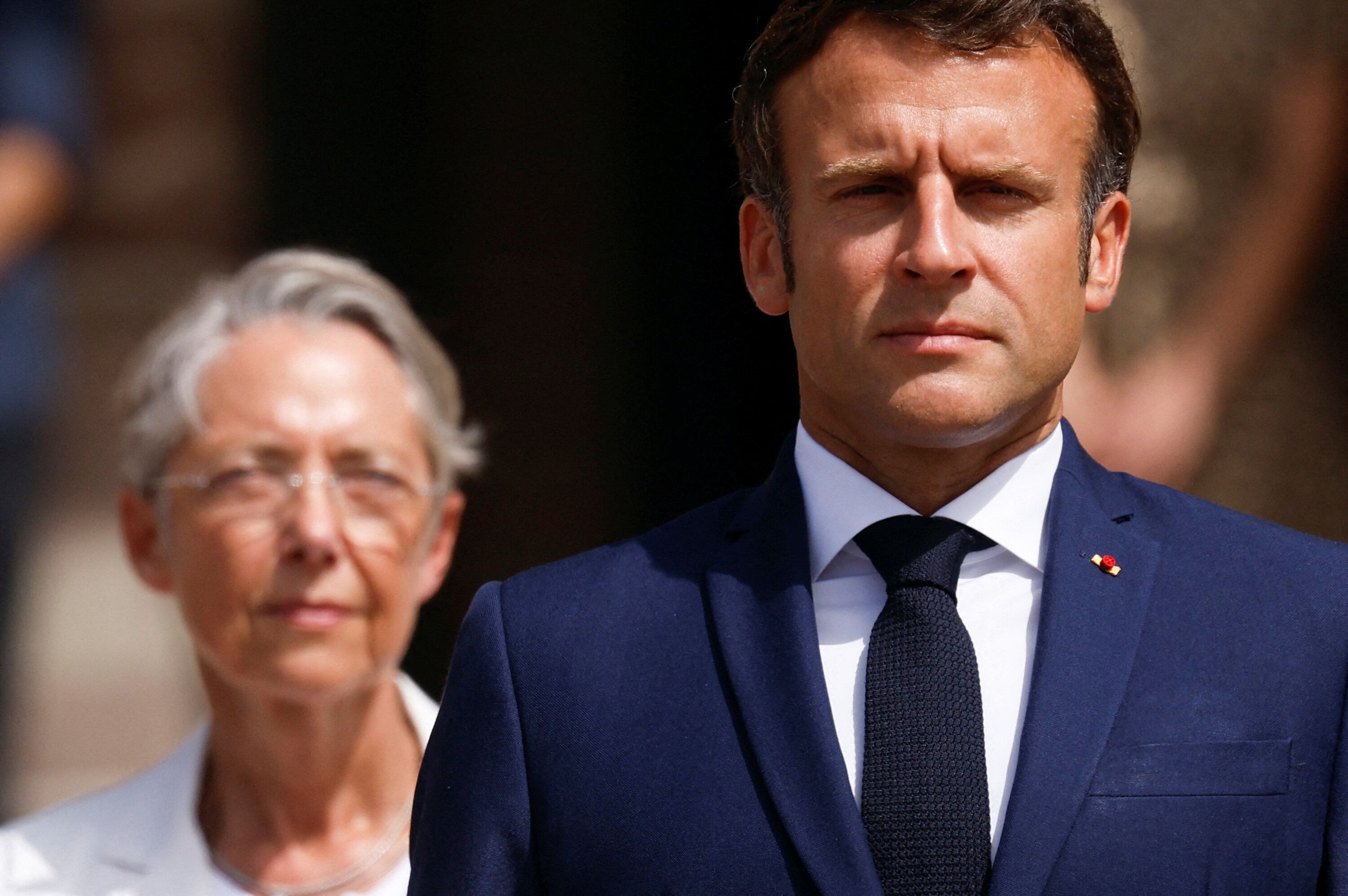 Élisabeth Borne et Emmanuel Macron, ici assistant à une cérémonie marquant...