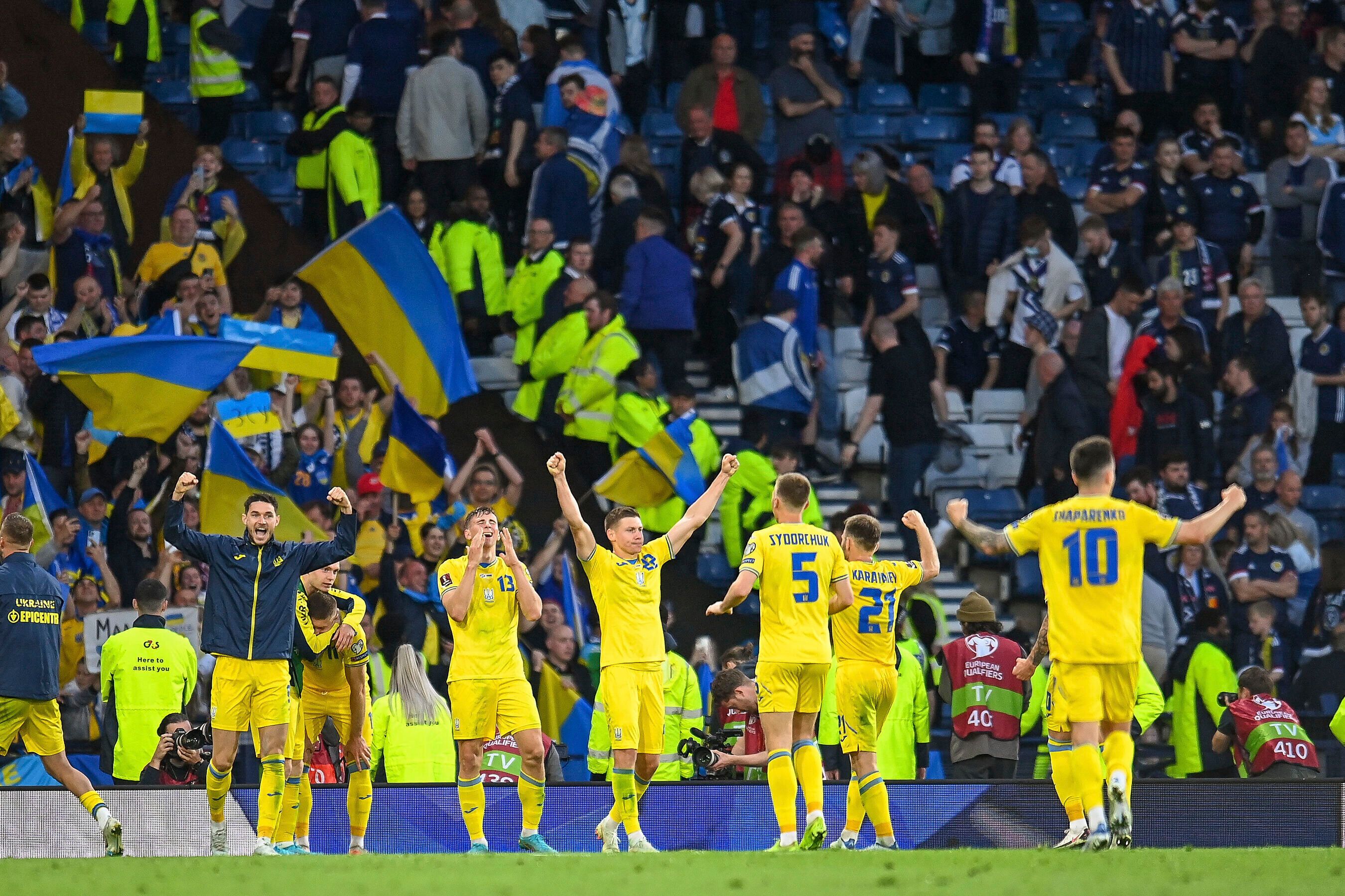 Au coup de sifflet final, les joueurs de l'Ukraine ont explosé de joie devant leurs supporters...