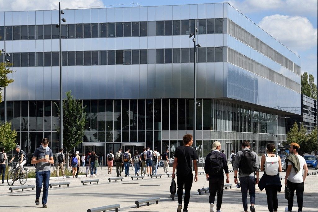 Des étudiants sur le campus de Saclay au sud de Paris dans l'Essonne en septembre 2021 (photo