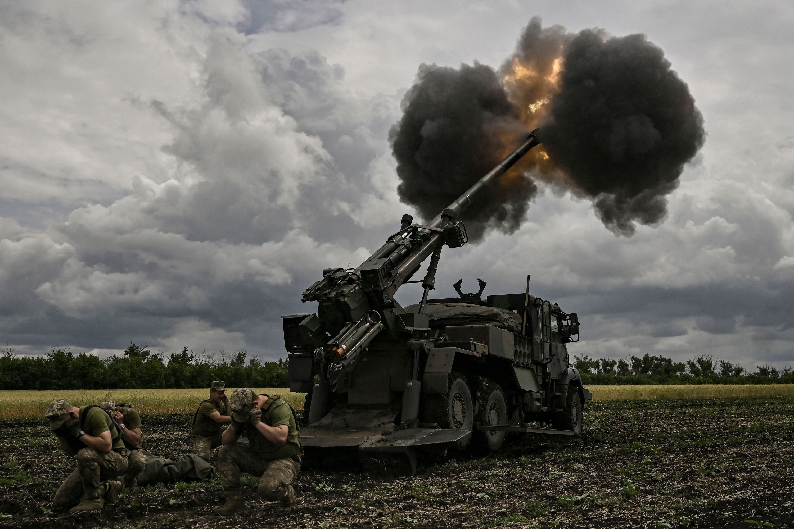 Des militaires ukrainiens tirant avec un canon Caesar vers des positions russes sur une ligne de front...