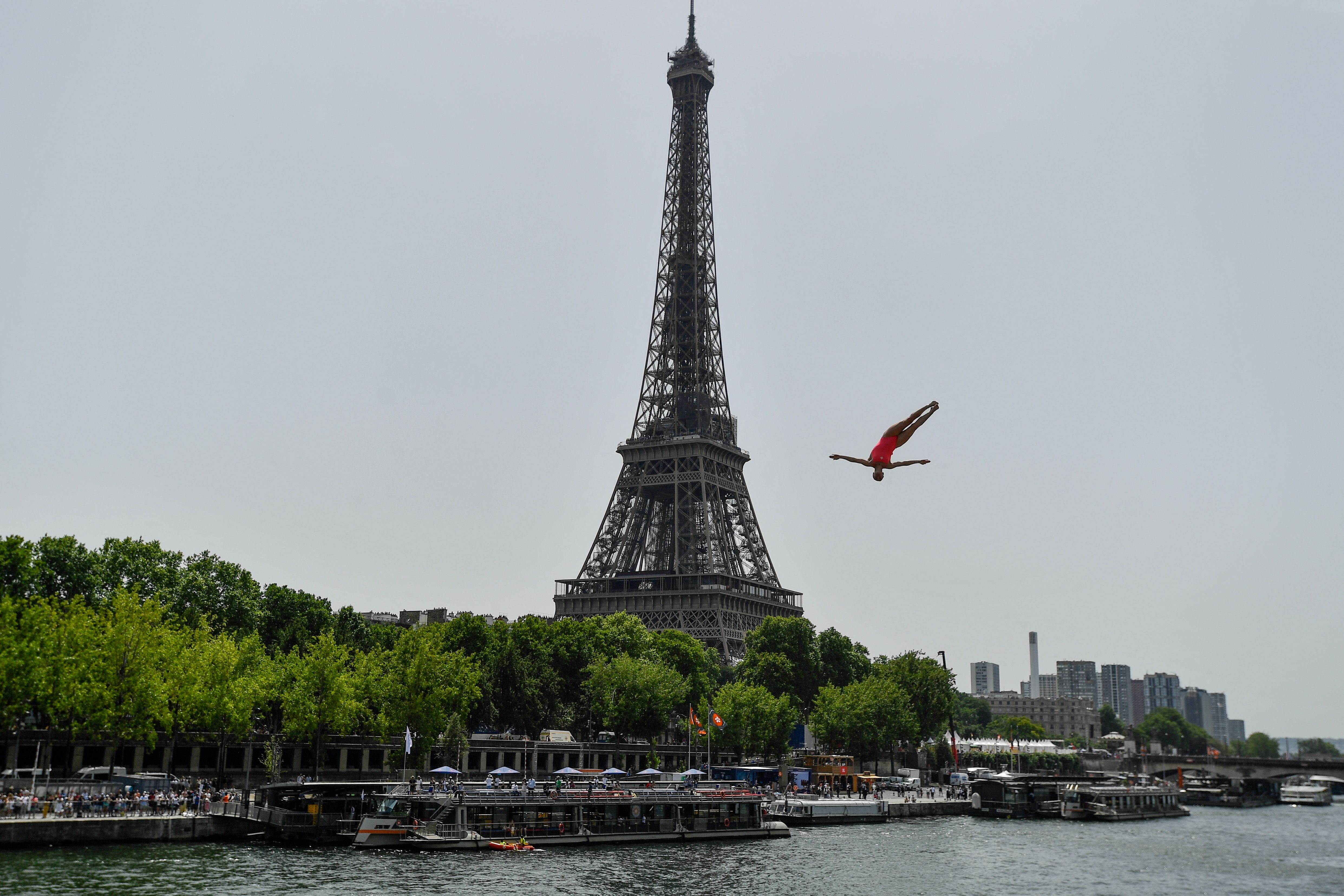 Ces images de plongeons face à la tour Eiffel sont