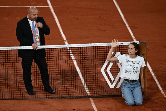 Une femme attachée au filet lors de la demi-finale Marin Cilic-Casper Ruud à Roland-Garros,...