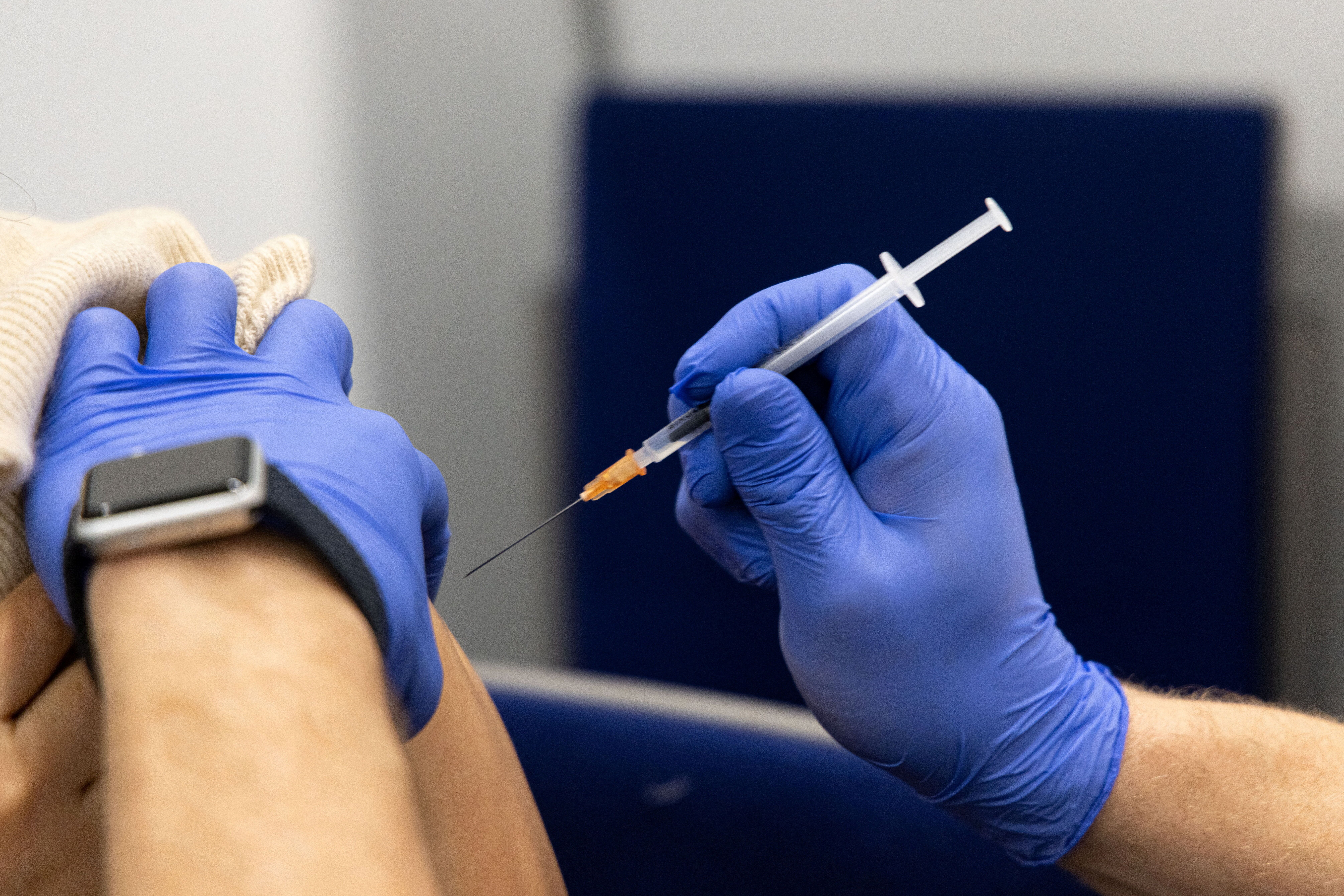 Face à la 7e vague de Covid, Alain Fischer bat le rappel de la vaccination pour les plus de 60