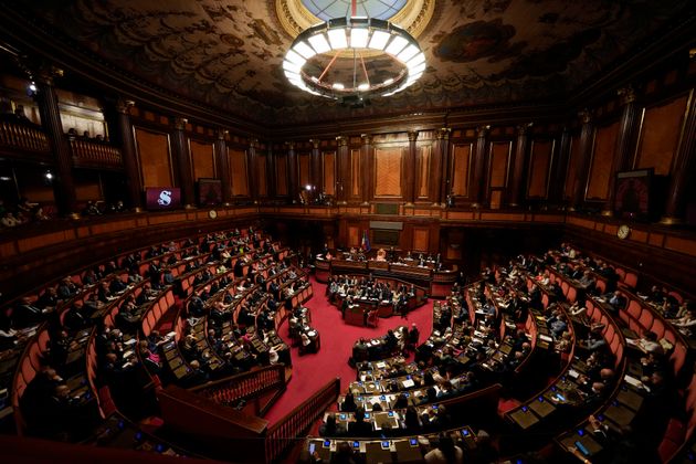Les sénateurs italiens suivent le discours du Premier ministre italien Mario Draghi au Sénat...