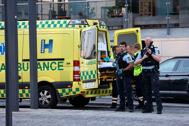 Une ambulance et des policiers armés devant le centre commercial Field's de Copenhague dimanche...