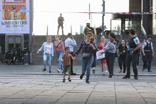 Des personnes fuyant le centre commercial Fields à Copenhague, au Danemark, le 3 juillet