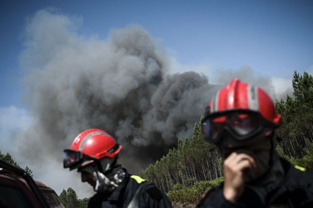 Dans le secteur de Landiras en Gironde, des pompiers tentent le 17 juillet 2022 de combattre le feu qui...