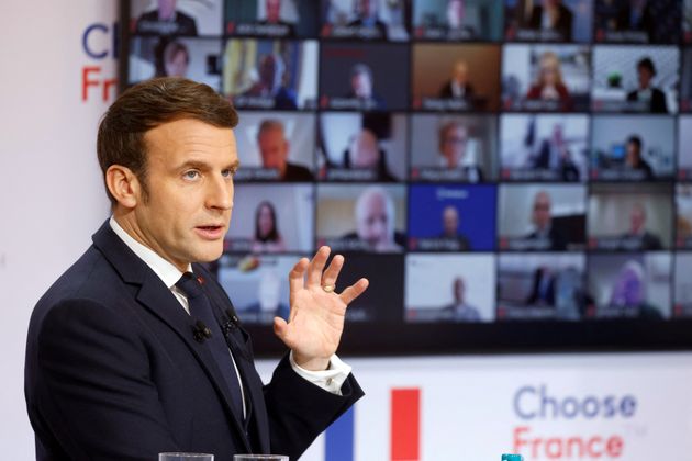 Emmanuel Macron photographié lors d'une visioconférence 