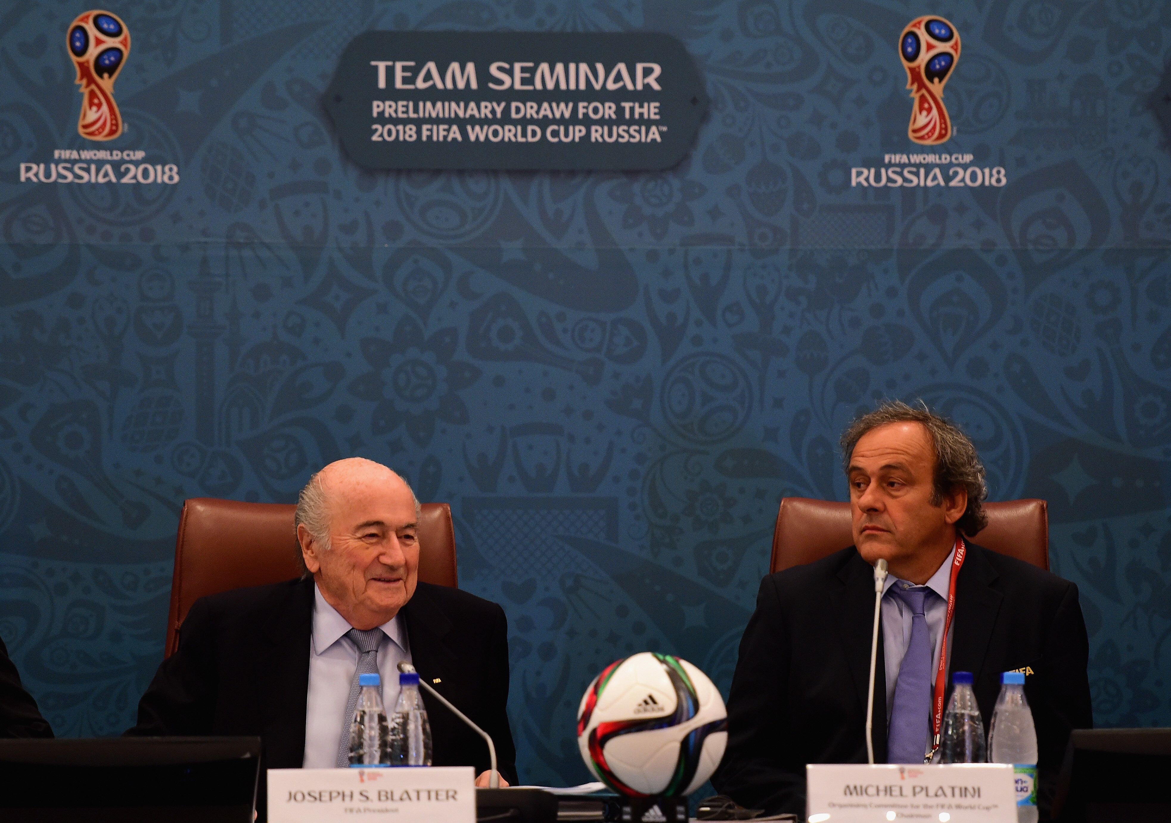 Joseph S. Blatter et Michel Platini, ici en 2015, sont jugés pour escroquerie en