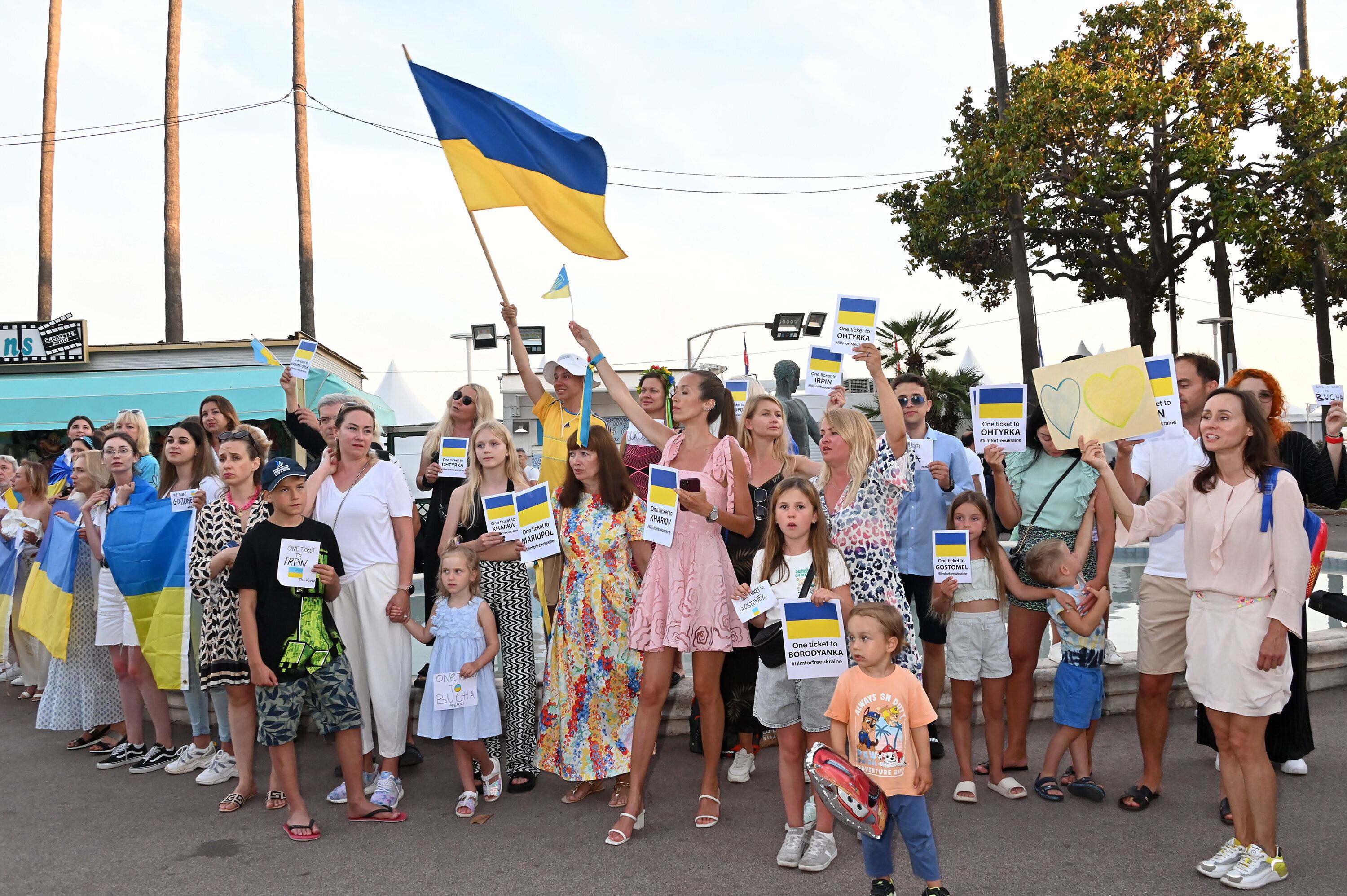 Des familles de réfugiés ukrainiens manifestant pour la paix lors du 75e Festival de Cannes,...
