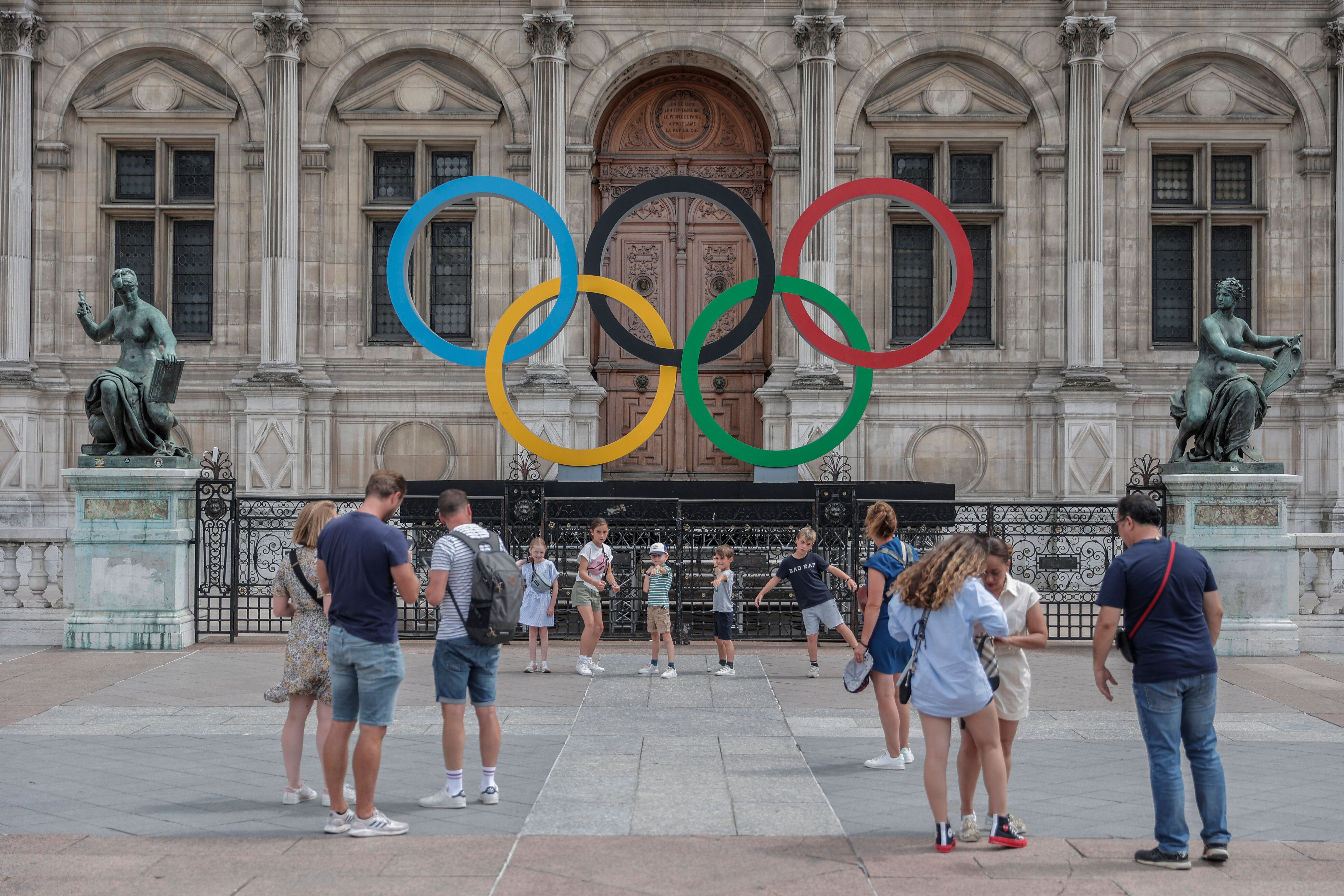 Les anneaux olympiques devant la mairie de Paris (photo prise le 25 juillet