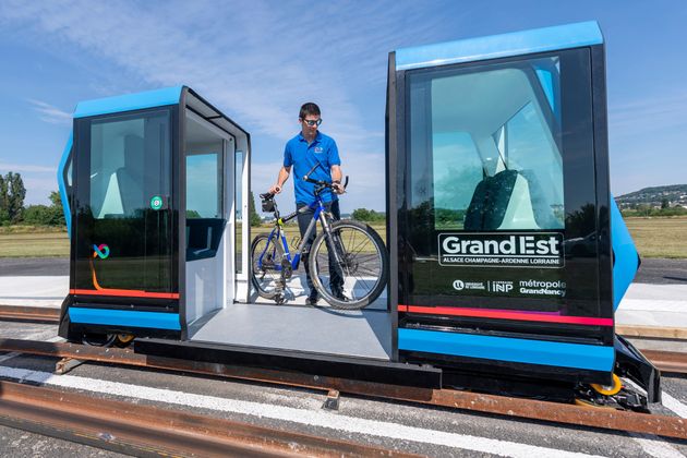 Un ingénieur montrant comment installer un vélo dans la nouvelle capsule Urbanloop, à...