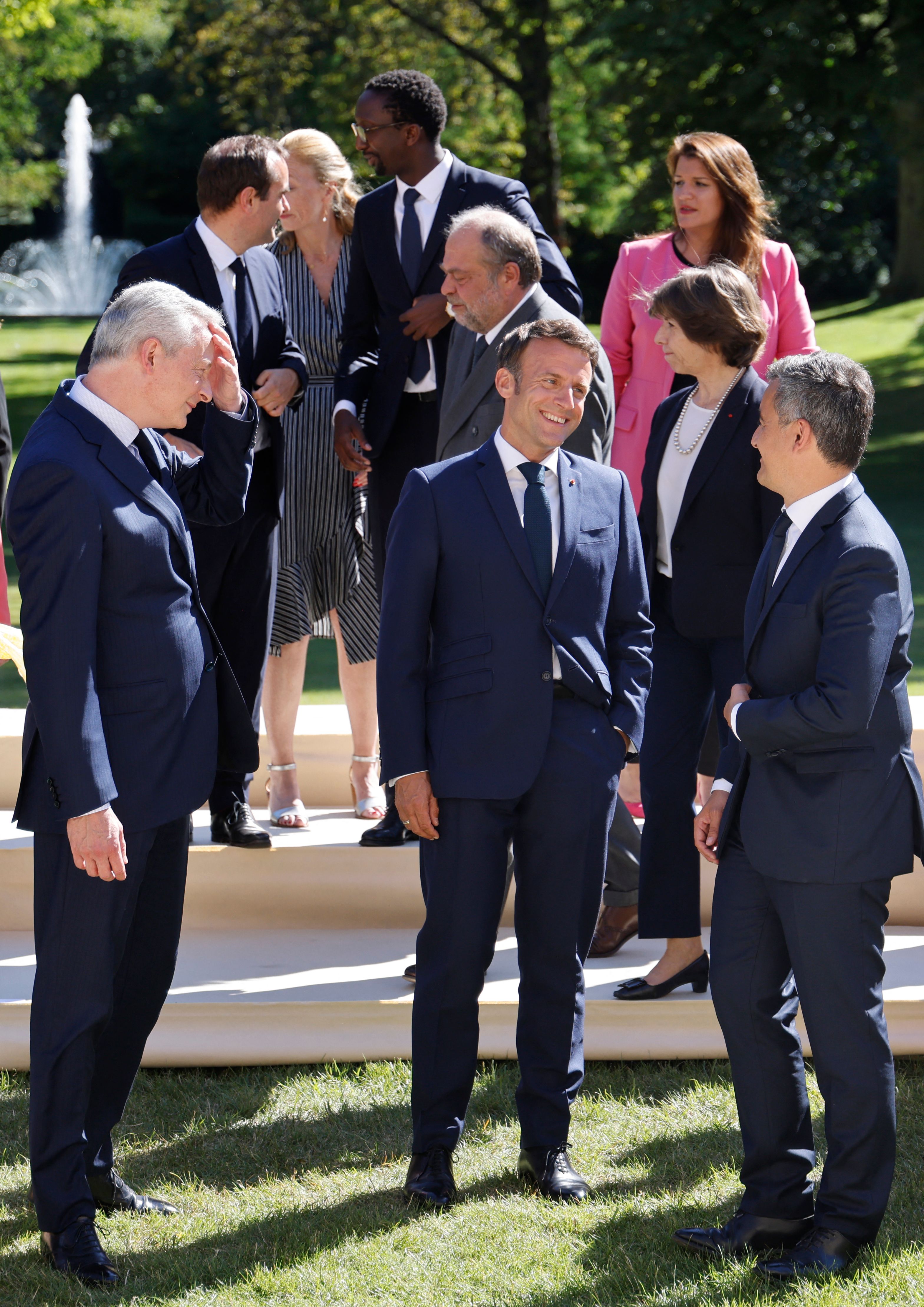 Emmanuel Macron entouré de Bruno Le Maire et Gérald Darmanin le jour de la photo du gouvernement Borne...