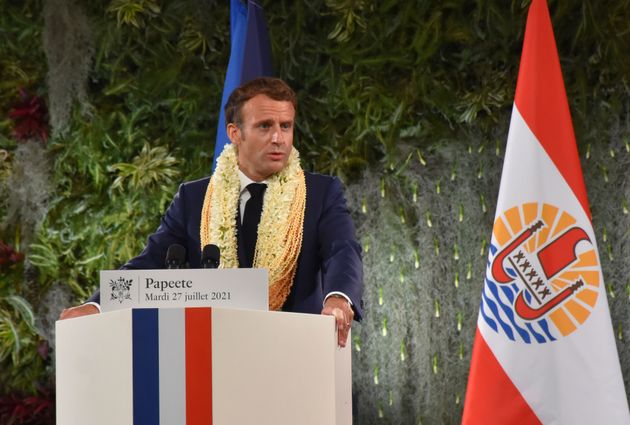 Emmanuel Macron, devant les drapeaux français et européens à gauche, polynésiens...