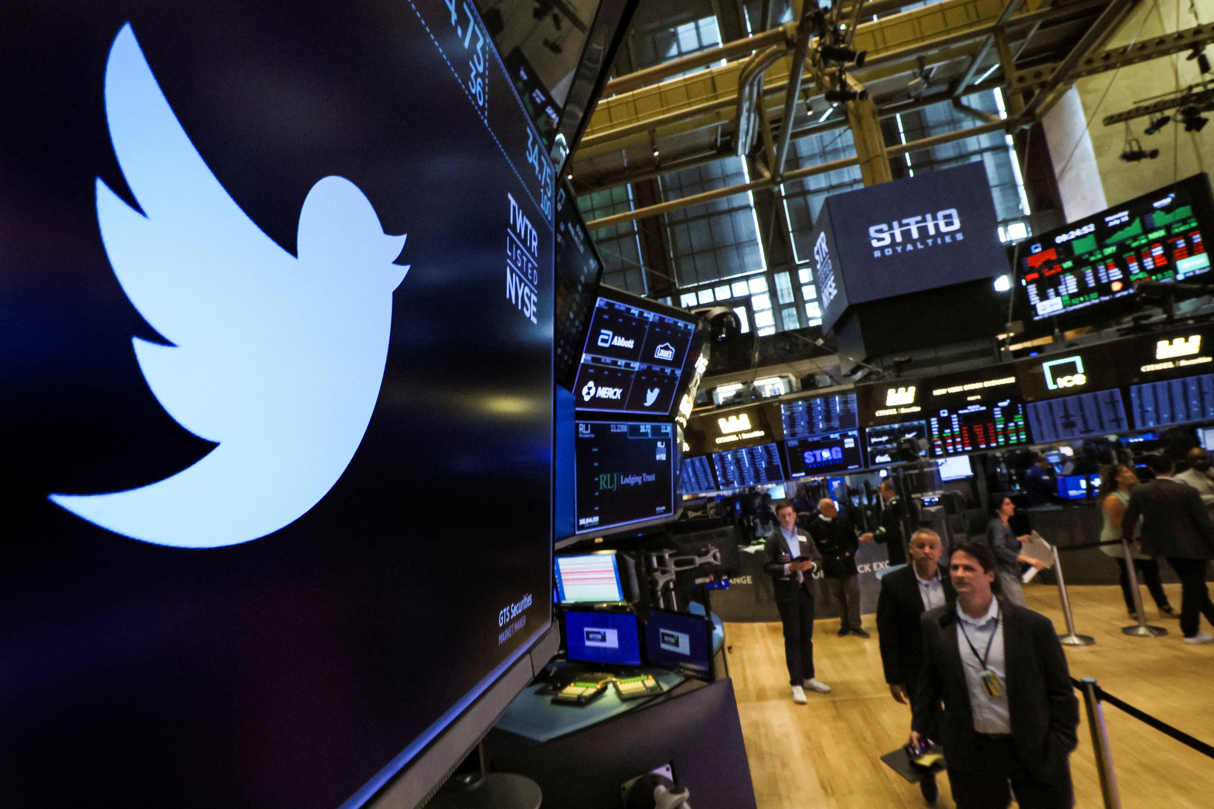 Le logo et symbole commercial de Twitter affichés sur un écran à la Bourse de New...