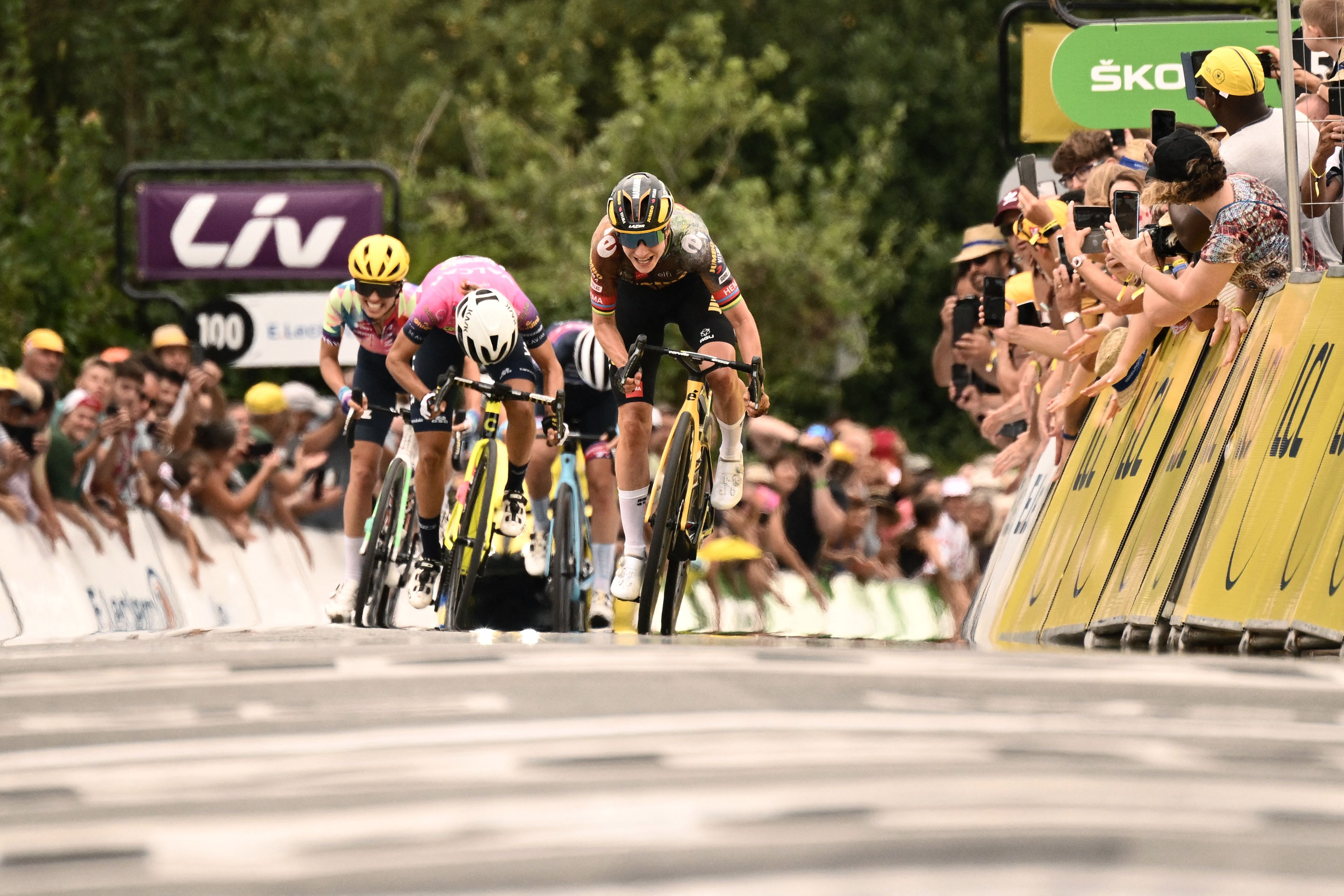 Marianne Vos remporte la deuxième étape du Tour de France Femmes au print, lundi 25 juillet