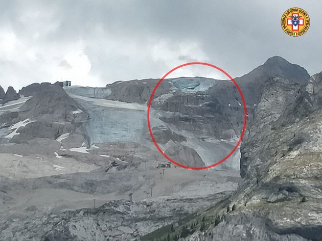 Une photo des services de secours alpins montrant où le glacier italien de la Marmolada s'est...